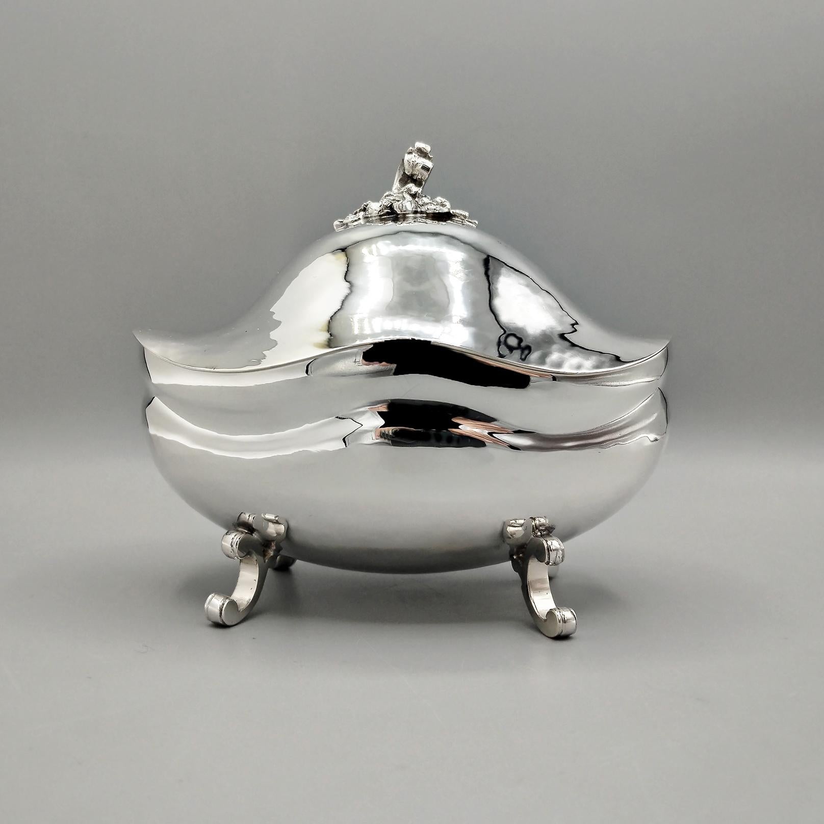 20. Jahrhundert Italienische Sterling Silber ovale Zuckerdose auf Füßen (Geschmiedet) im Angebot
