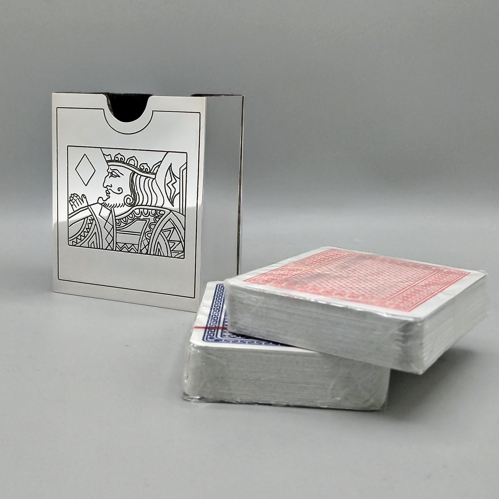 925 silver playing card holder.
The object was handmade, starting from a 925 silver sheet and shaped into a rectangle.
Left smooth on three sides and underneath, an engraving depicting the King of Diamonds was made on the front.
The inside of the