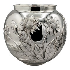 20th-century Italian vase made of solid 800 silver, embossed and engraved with flowers