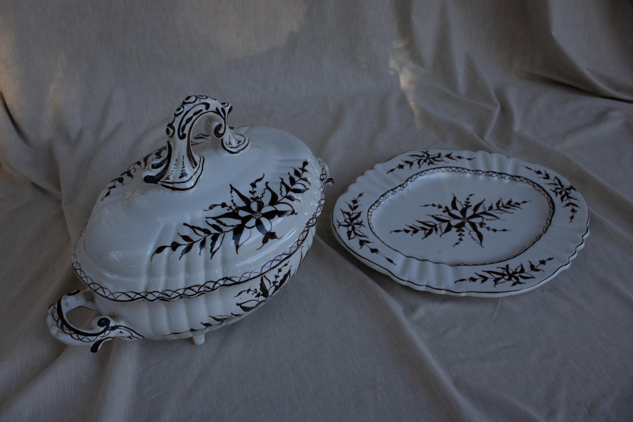 XX Century Juncal Ceramic Style Tureen & Platter In Good Condition For Sale In Lisboa, PT