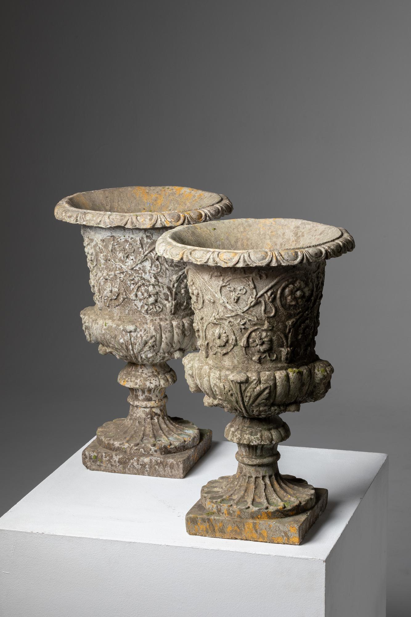 I vasi medicei sono vasi ornamentali di grandi dimensioni che hanno avuto origine nell'antica Grecia e hanno guadagnato popolarità durante il periodo rinascimentale in Italia. Si caratterizzano per le loro dimensioni imponenti, il design elegante e