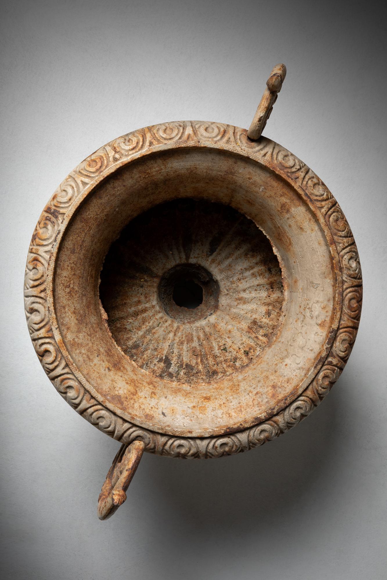 El estilo neoclásico se inspira en el arte y la arquitectura de las antiguas Grecia y Roma, y a menudo presenta líneas limpias, formas geométricas y motivos clásicos como columnas, coronas de laurel y hojas de acanto.
Los jarrones neoclásicos suelen