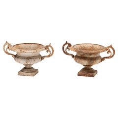 Paar französische Vasen im neoklassischen Stil des XX. Jahrhunderts aus Schmiedeeisen