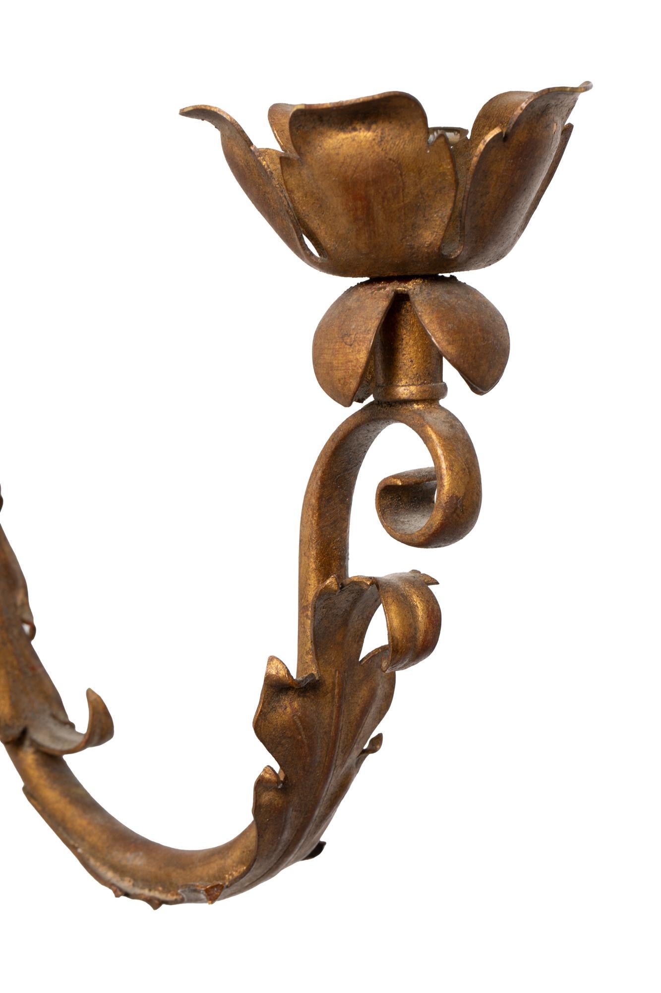 Belge Paire d'appliques lumineuses des Flandres du XXe siècle en bois polychrome et bronze en vente