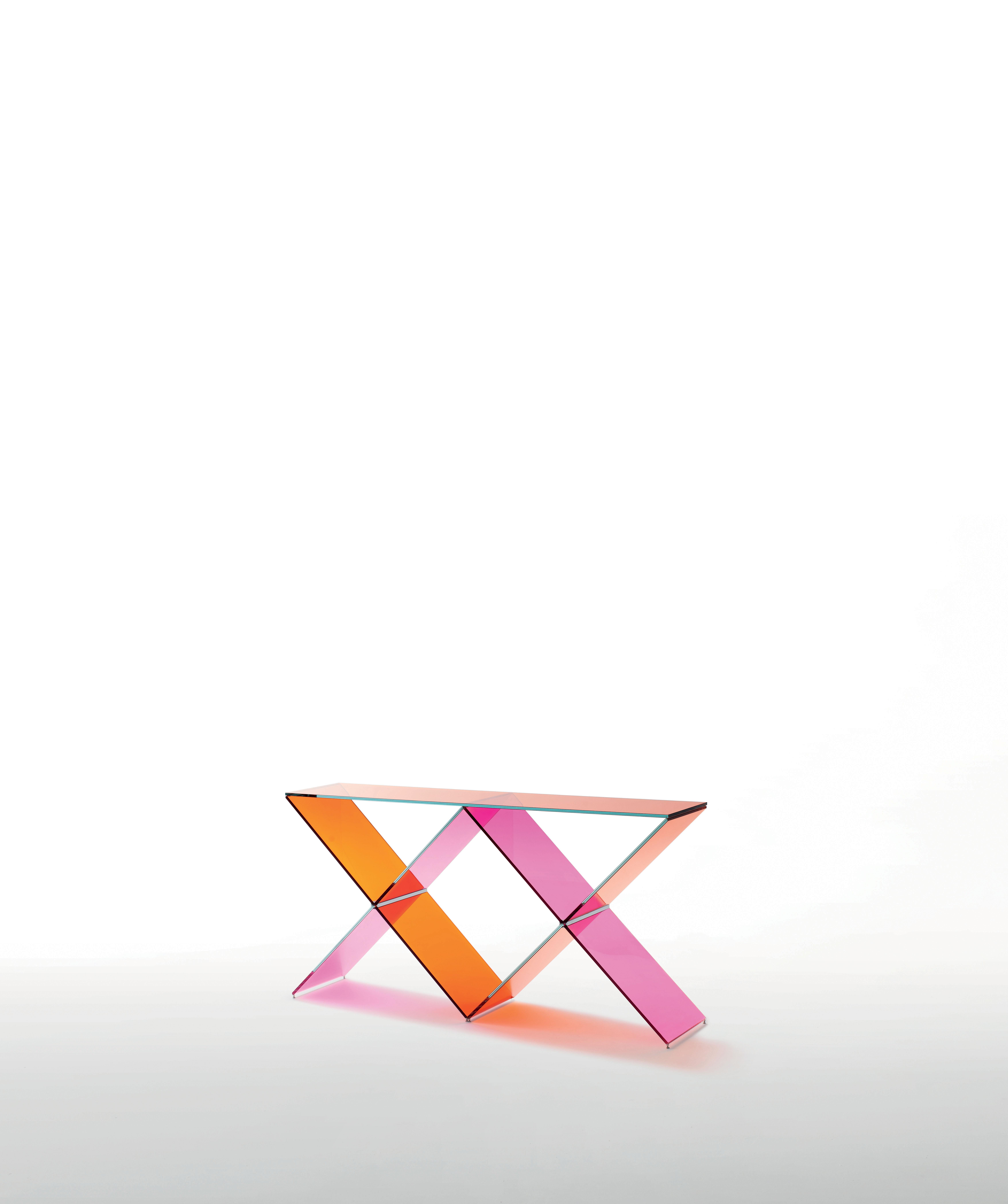 XX Konsolentisch ist hier in transparentem rosa und orangefarbenem Glas abgebildet. Konsole aus transparentem rosa und orangefarbenem Glas. Der Sockel besteht aus zwei X aus gehärtetem und laminiertem Glas mit einer Stärke von 8+8 mm, mit spezieller