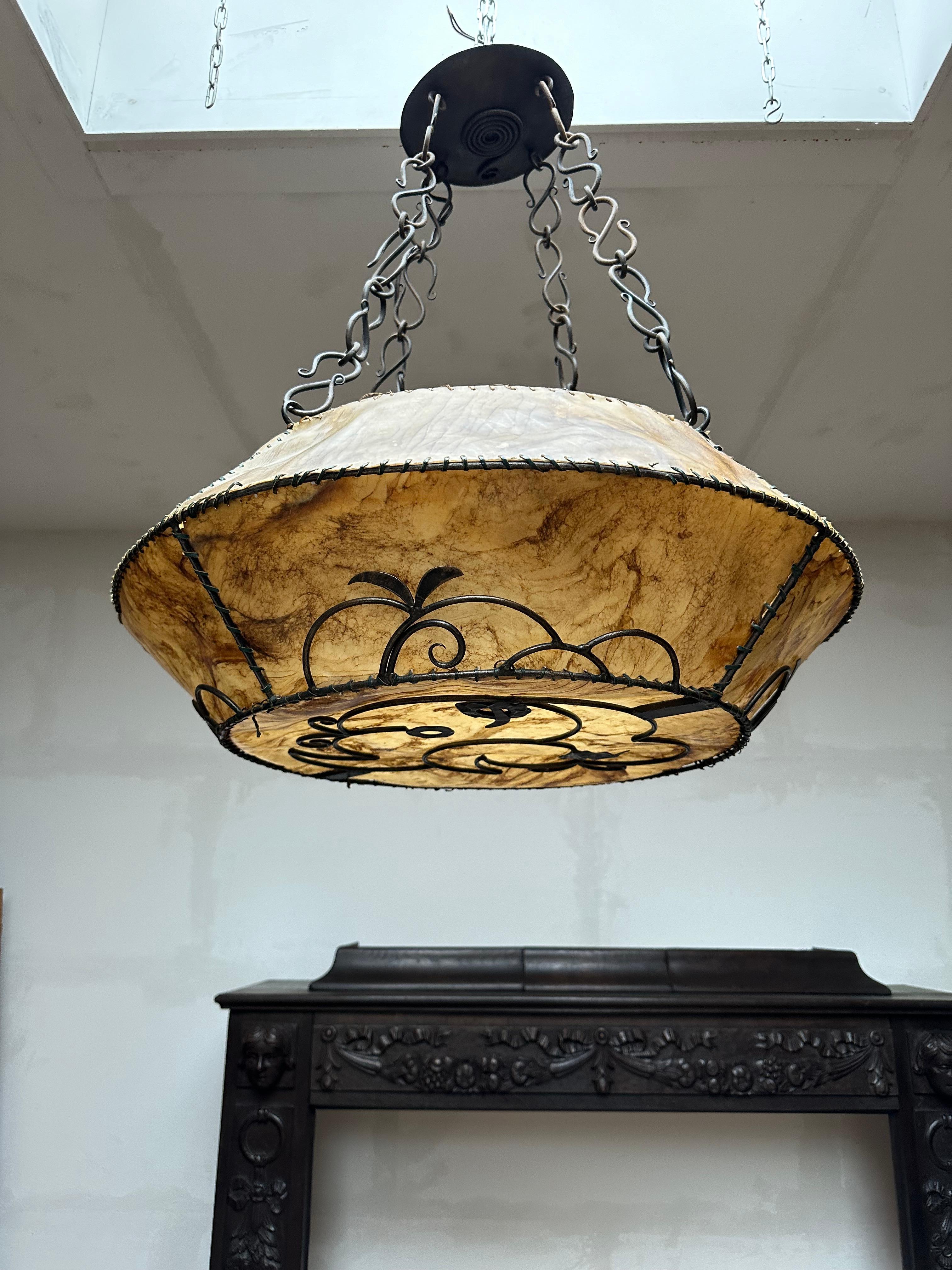 XX Grande lampe suspendue de style AND Lights Light Craft w. Abat-jour en cuir dans un cadre en fer forgé en vente 4