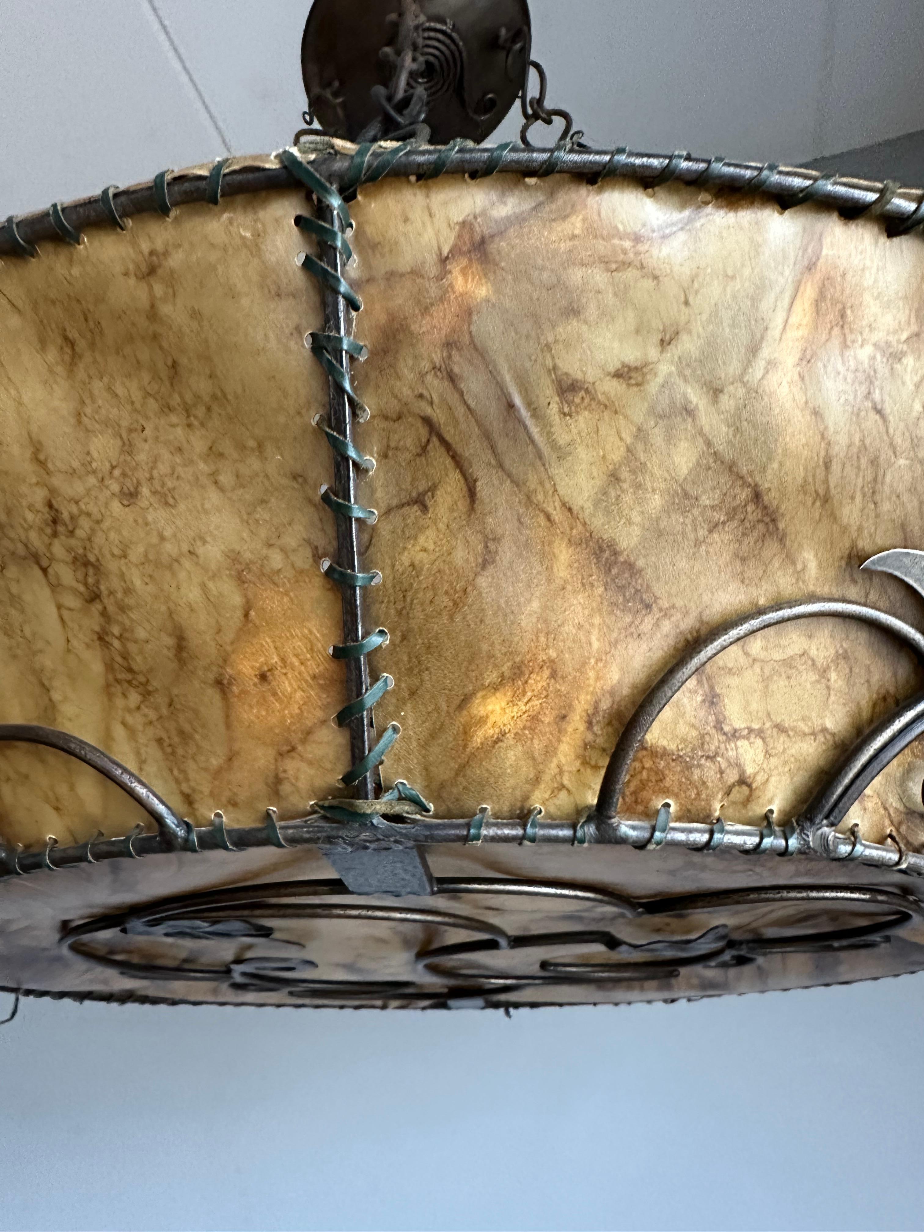XX Grande lampe suspendue de style AND Lights Light Craft w. Abat-jour en cuir dans un cadre en fer forgé en vente 10