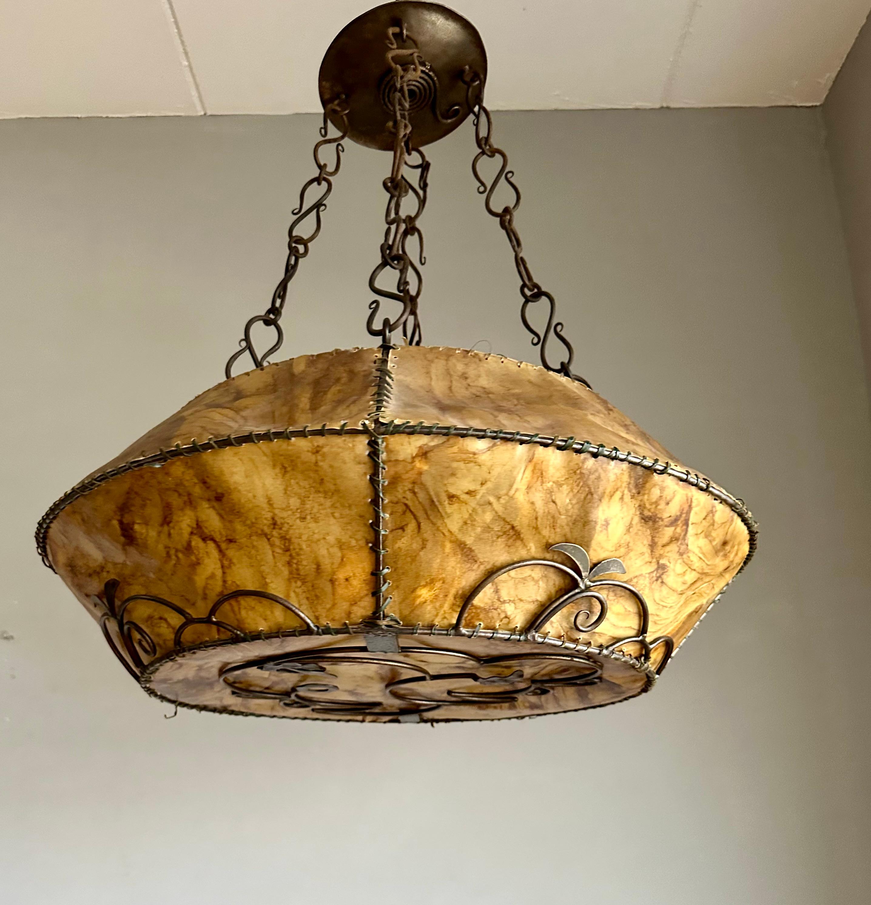 XX Grande lampe suspendue de style AND Lights Light Craft w. Abat-jour en cuir dans un cadre en fer forgé en vente 11
