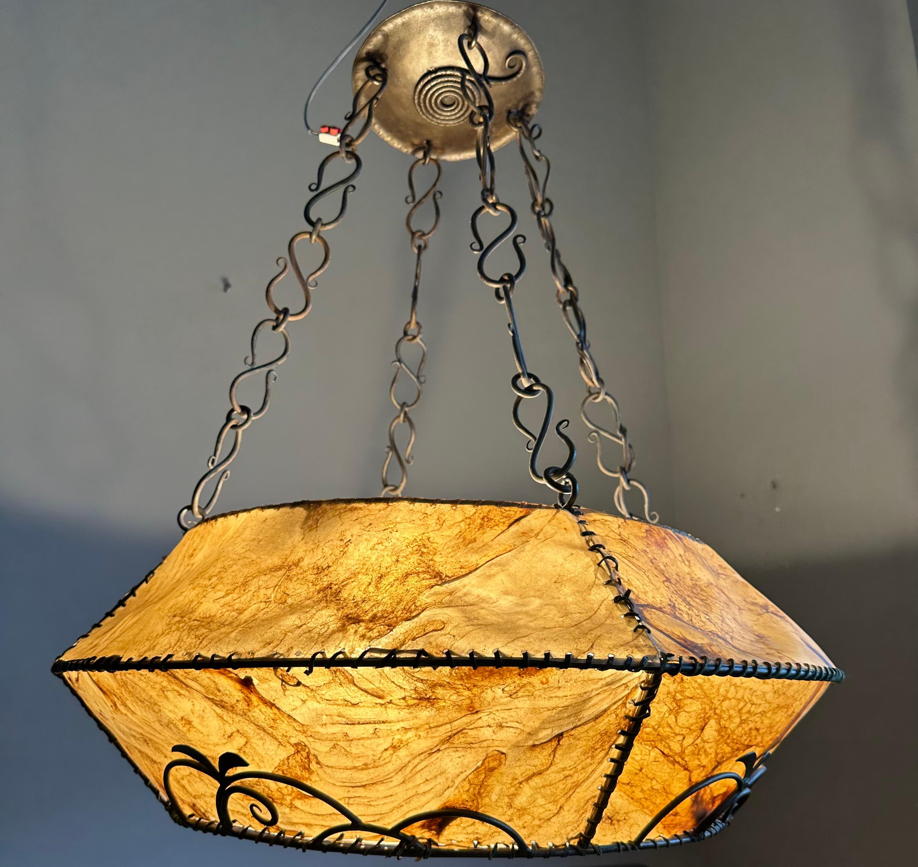 L'une des plus grandes et des plus rares lampes suspendues que nous ayons eu le plaisir de proposer.

Cette lampe suspendue antique de taille impressionnante et de conception unique est l'une des plus grandes lampes à abat-jour unique que nous ayons