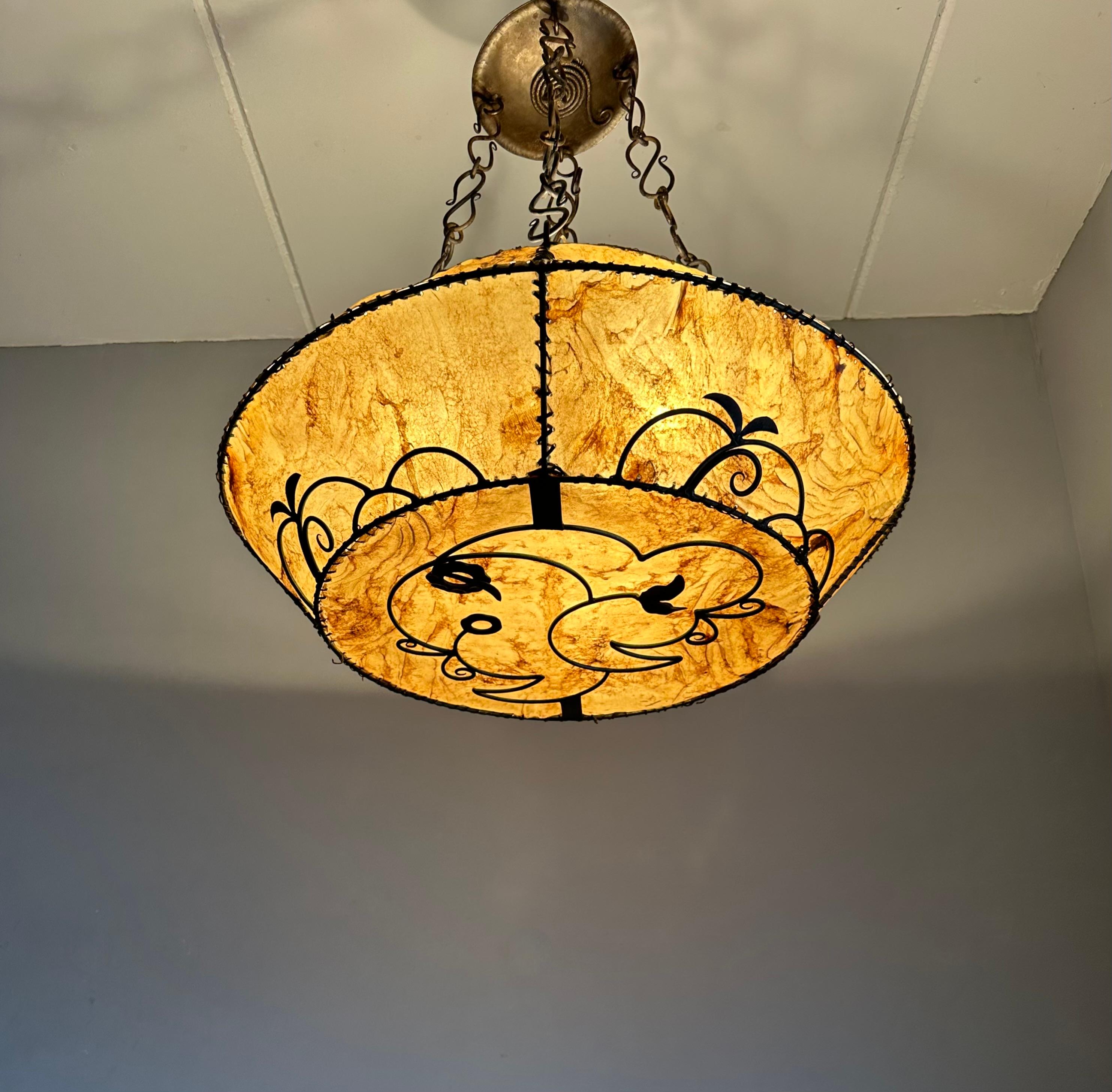 Arts and Crafts XX Grande lampe suspendue de style AND Lights Light Craft w. Abat-jour en cuir dans un cadre en fer forgé en vente
