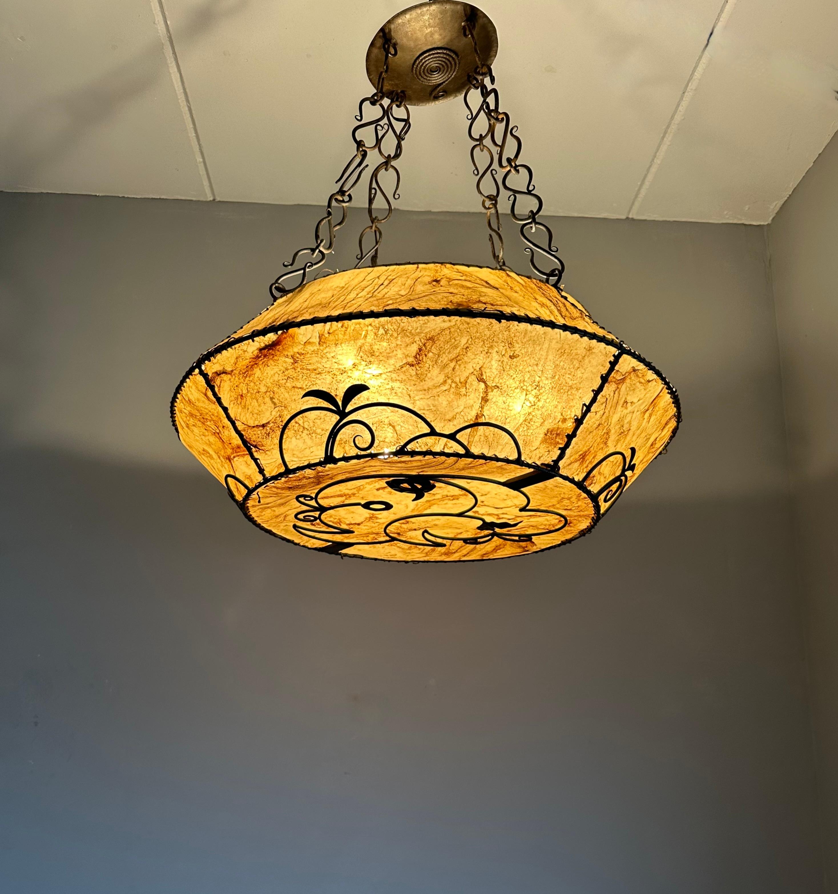 Européen XX Grande lampe suspendue de style AND Lights Light Craft w. Abat-jour en cuir dans un cadre en fer forgé en vente