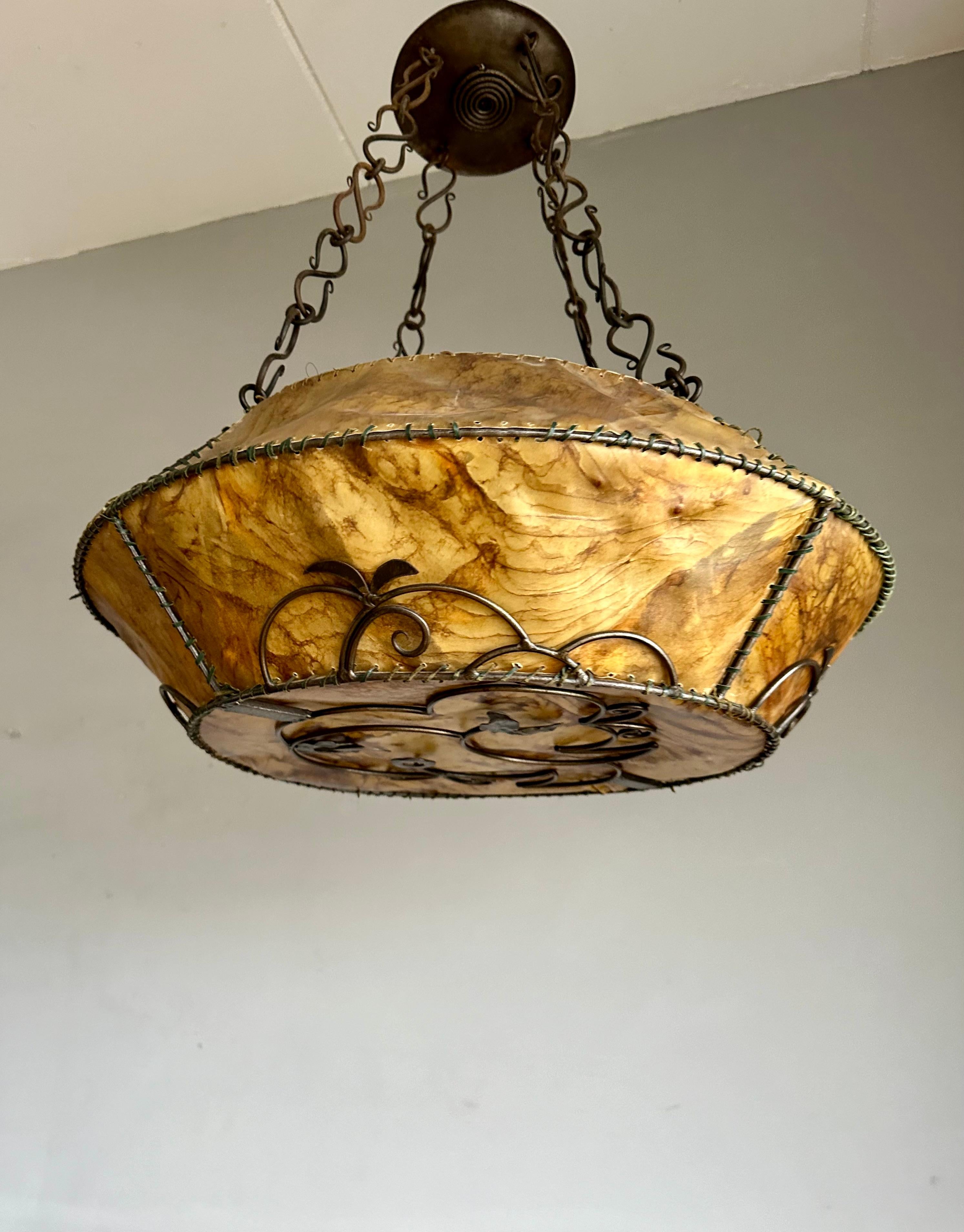 XX Grande lampe suspendue de style AND Lights Light Craft w. Abat-jour en cuir dans un cadre en fer forgé en vente 1