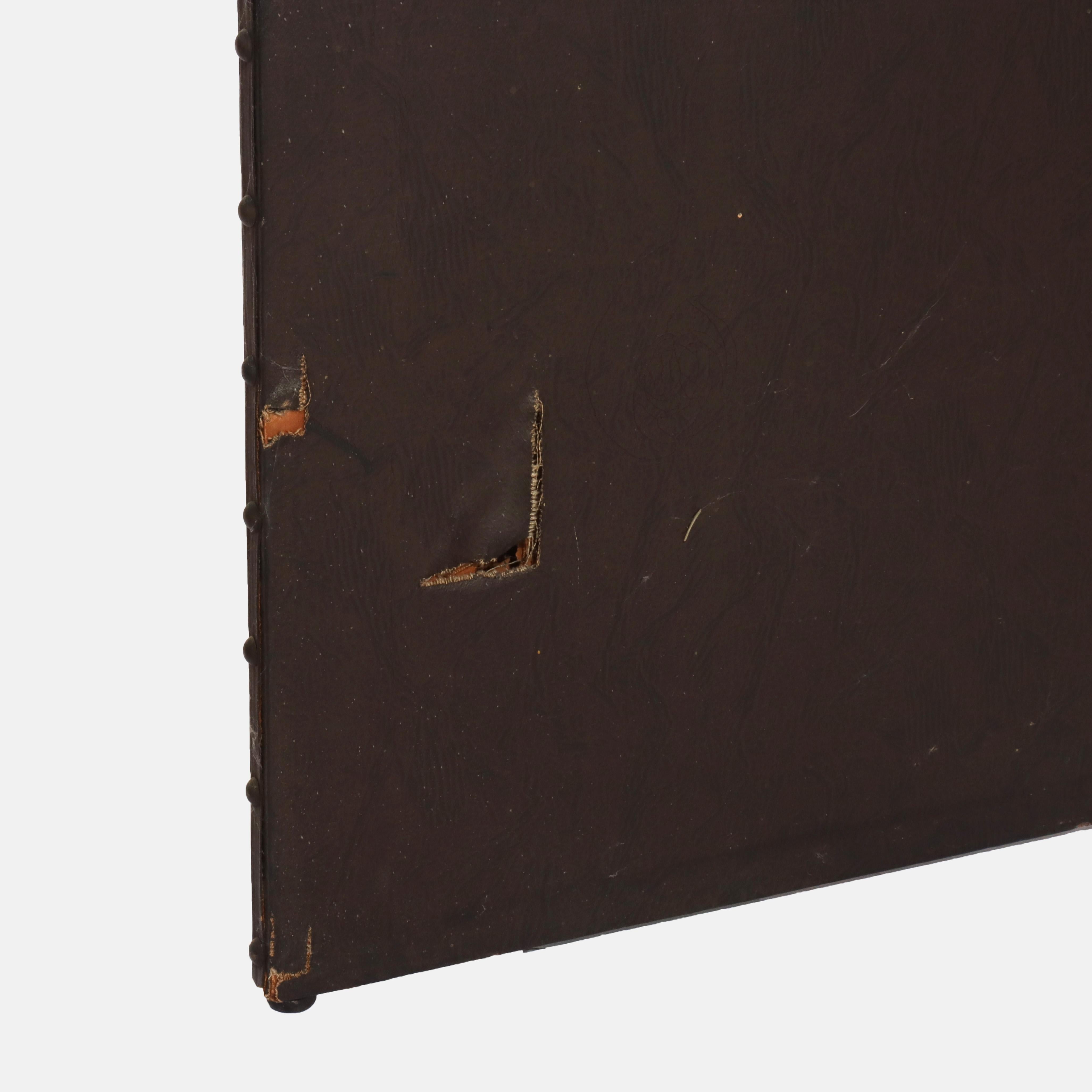 XX PICS Paravent ancien en cuir peint à la main, à trois panneaux, non signé, 20ème siècle en vente 5