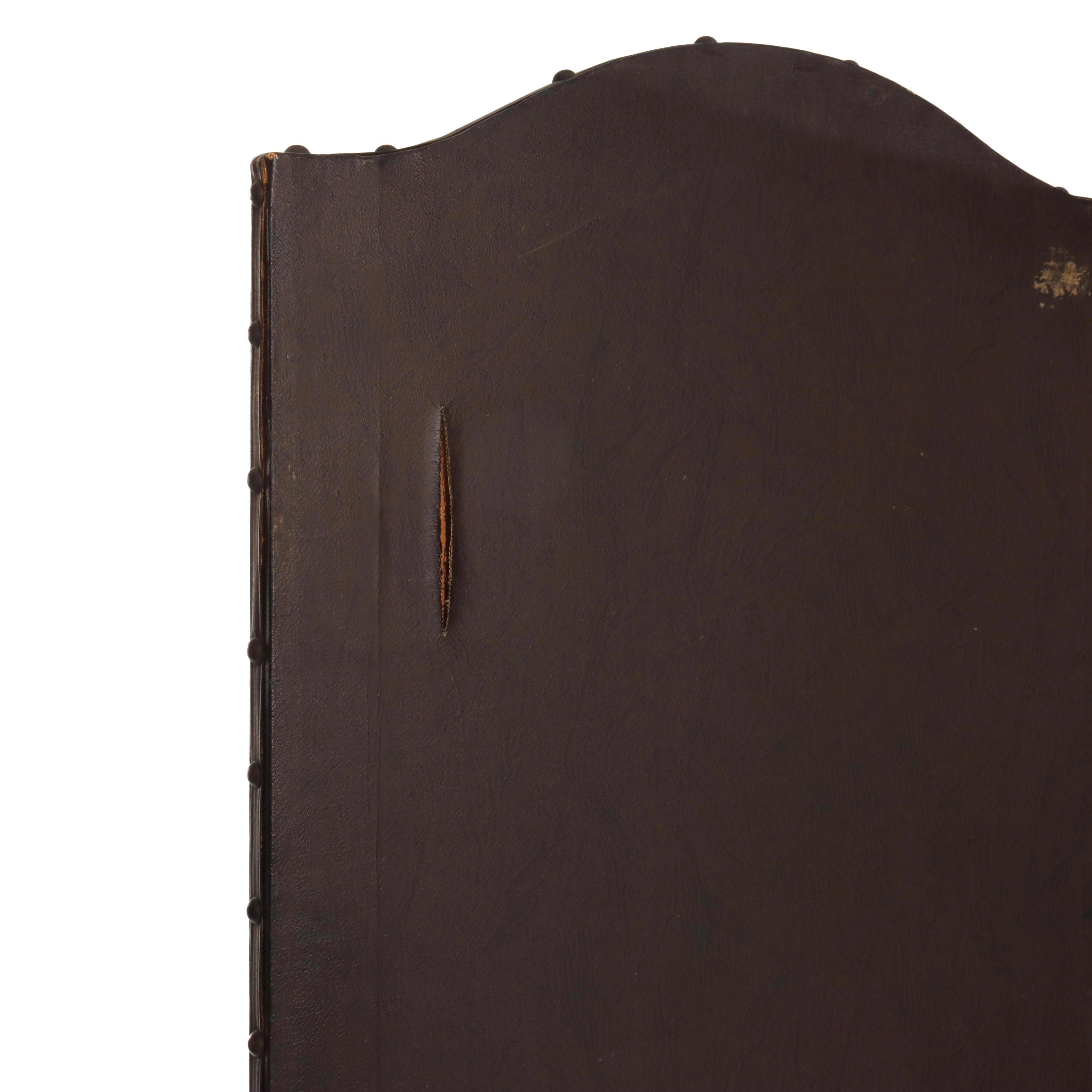 XX PICS Paravent ancien en cuir peint à la main, à trois panneaux, non signé, 20ème siècle en vente 6