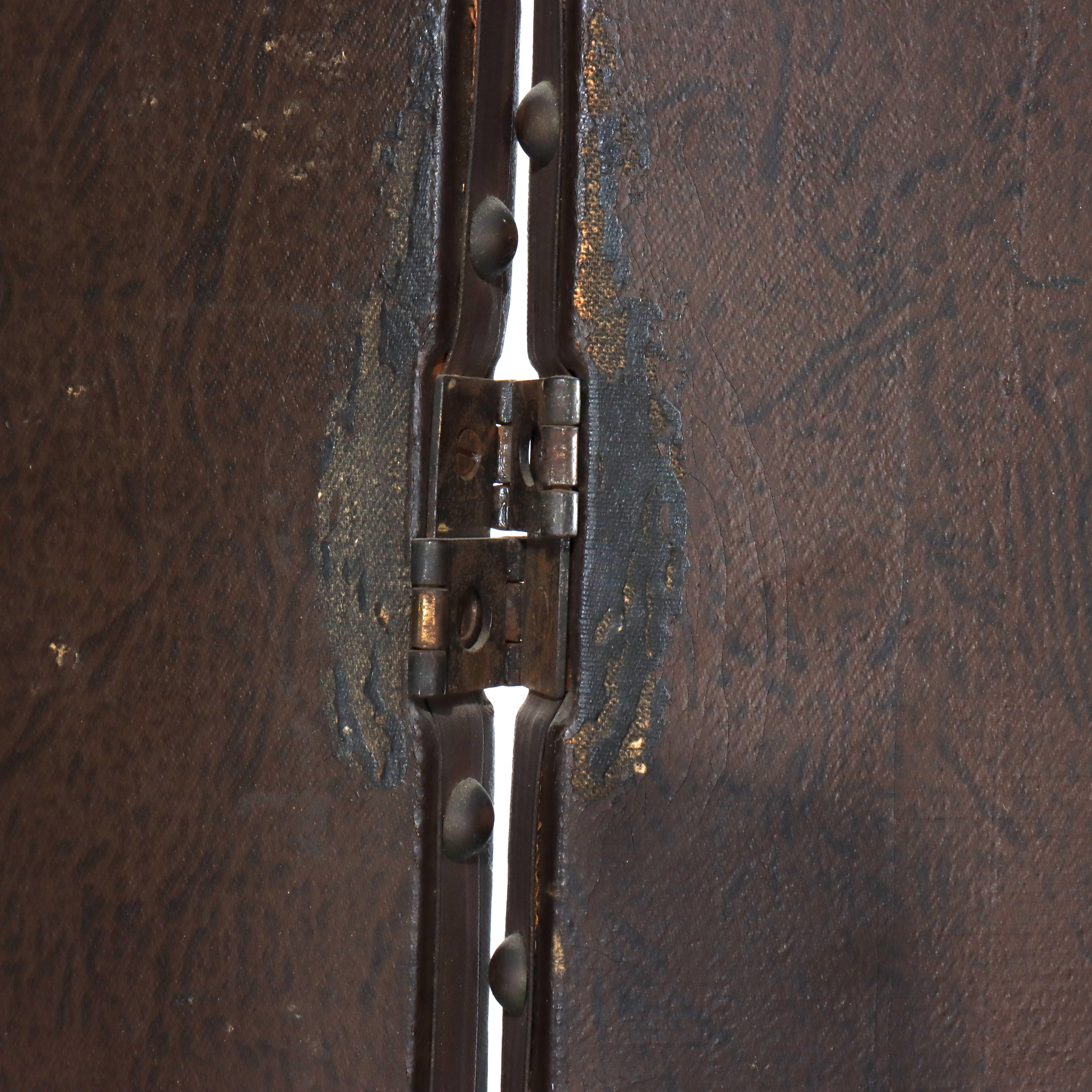 XX PICS Paravent ancien en cuir peint à la main, à trois panneaux, non signé, 20ème siècle en vente 7