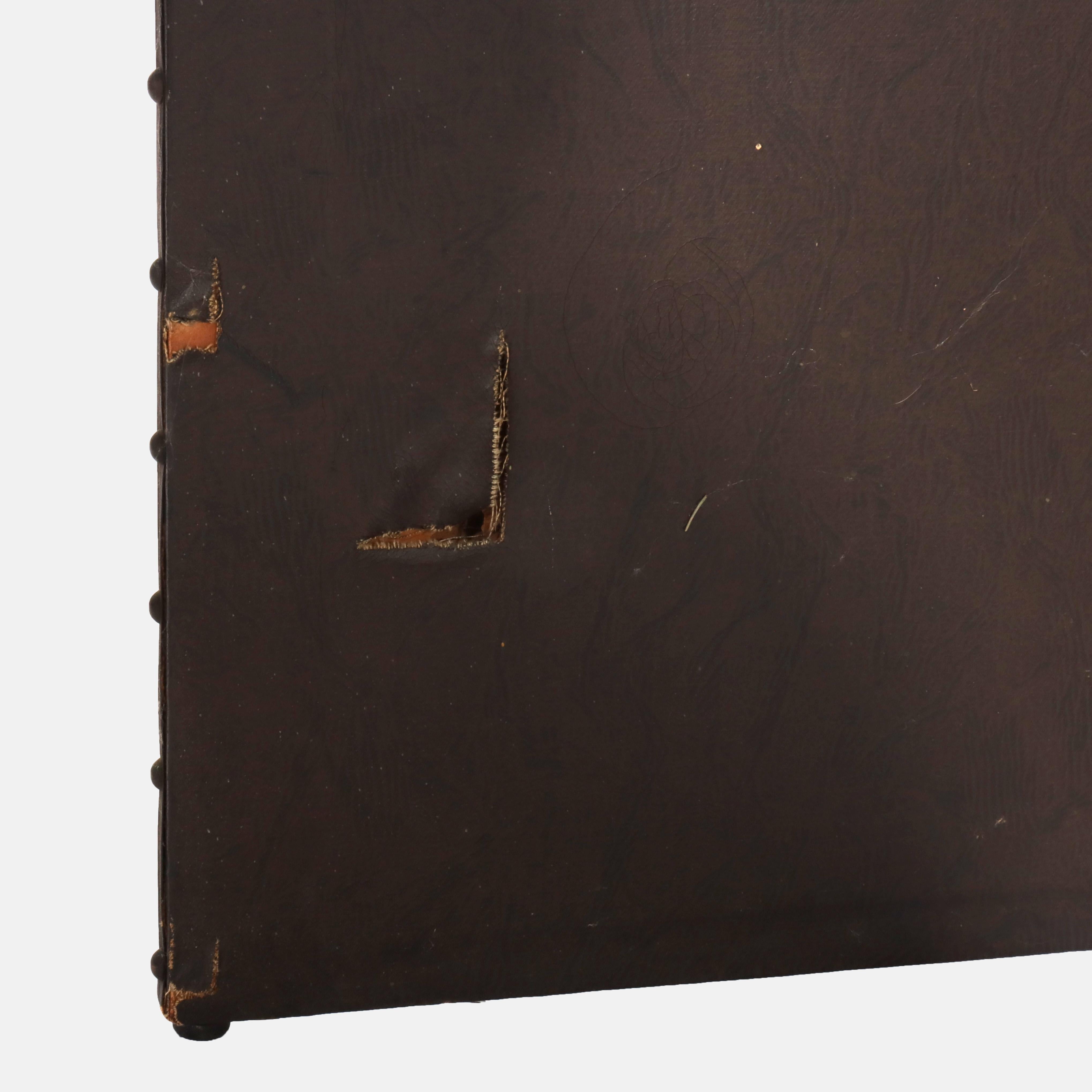 XX PICS Paravent ancien en cuir peint à la main, à trois panneaux, non signé, 20ème siècle en vente 4