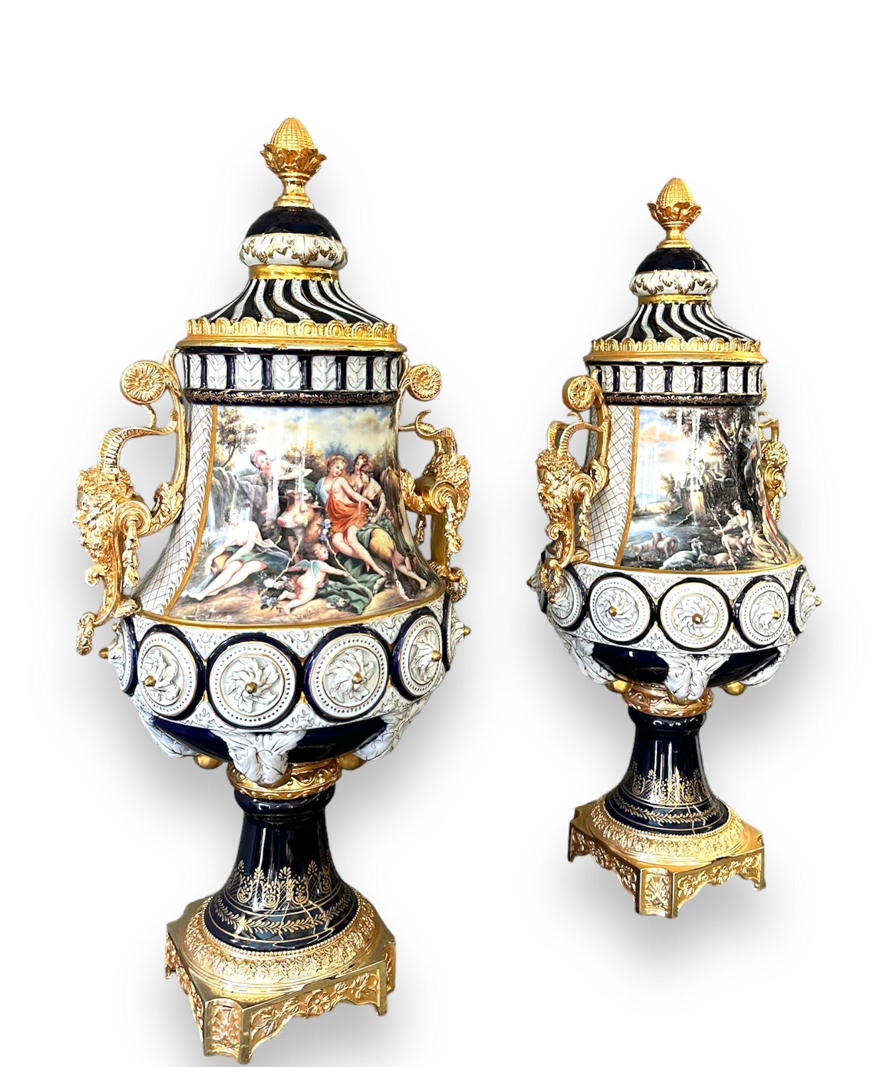 Coppia di vasi in porcellana di Sevres dipinti a mano, con applicazioni in bronzo dorato.

Francia - primi XX secolo

Misure: H 85 x L 38.