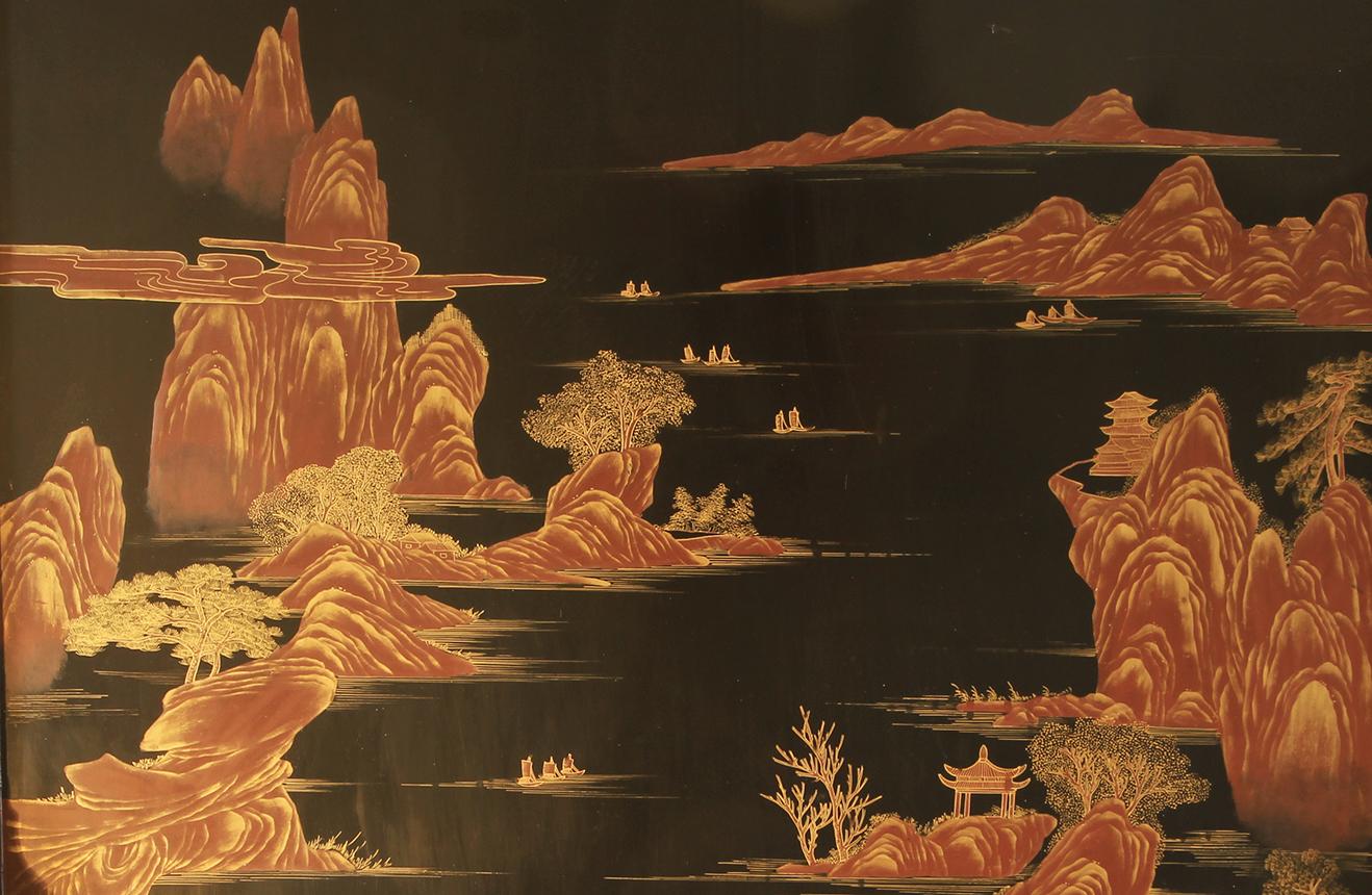 Chinesische Bildschirm in schwarz lackiertem Holz mit vergoldeten Gemälden verziert, sehr robust mit ausgezeichneten Holzsockel.