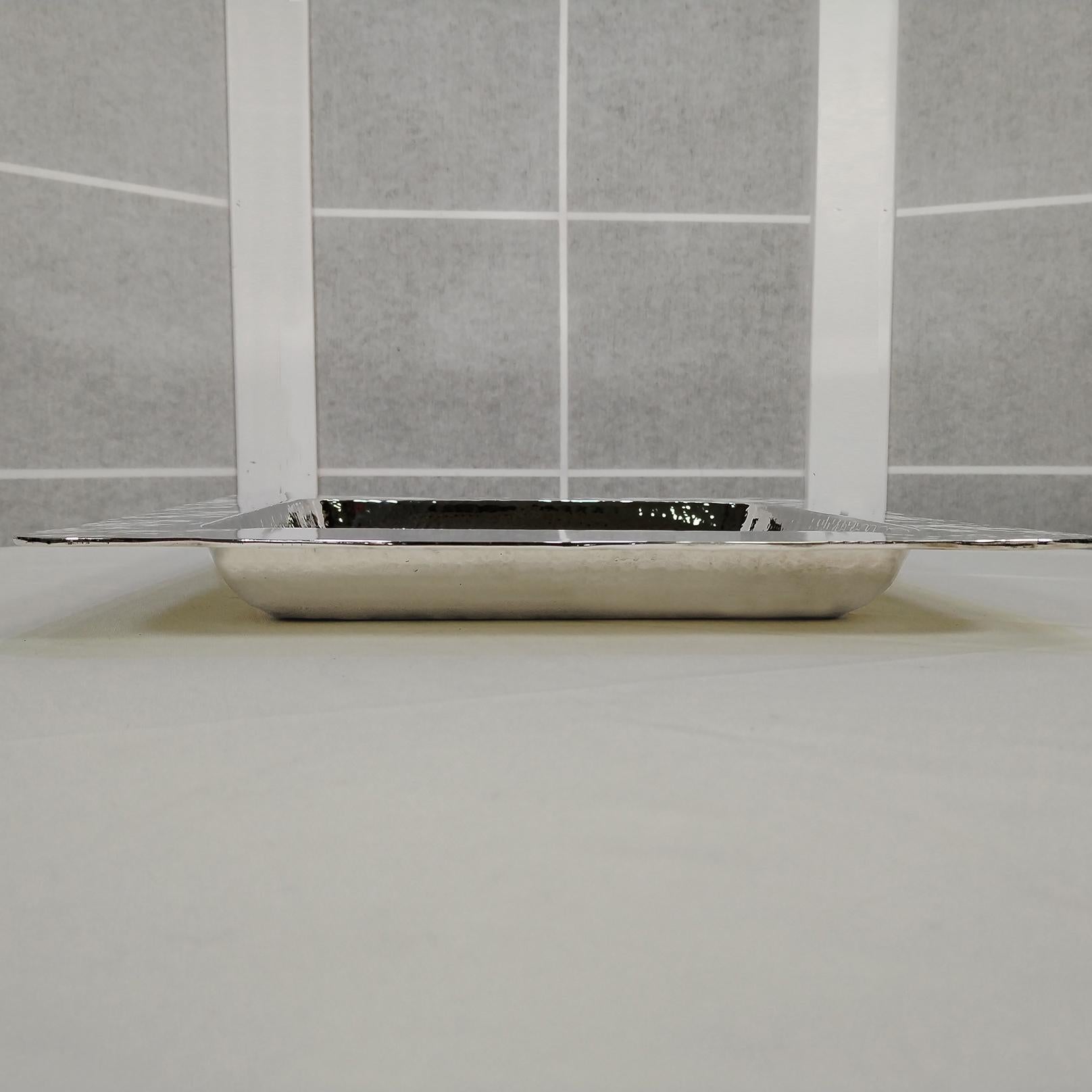 Centro de mesa martillado de plata de ley italiana del siglo XXI en Nuevo estado para la venta en VALENZA, IT