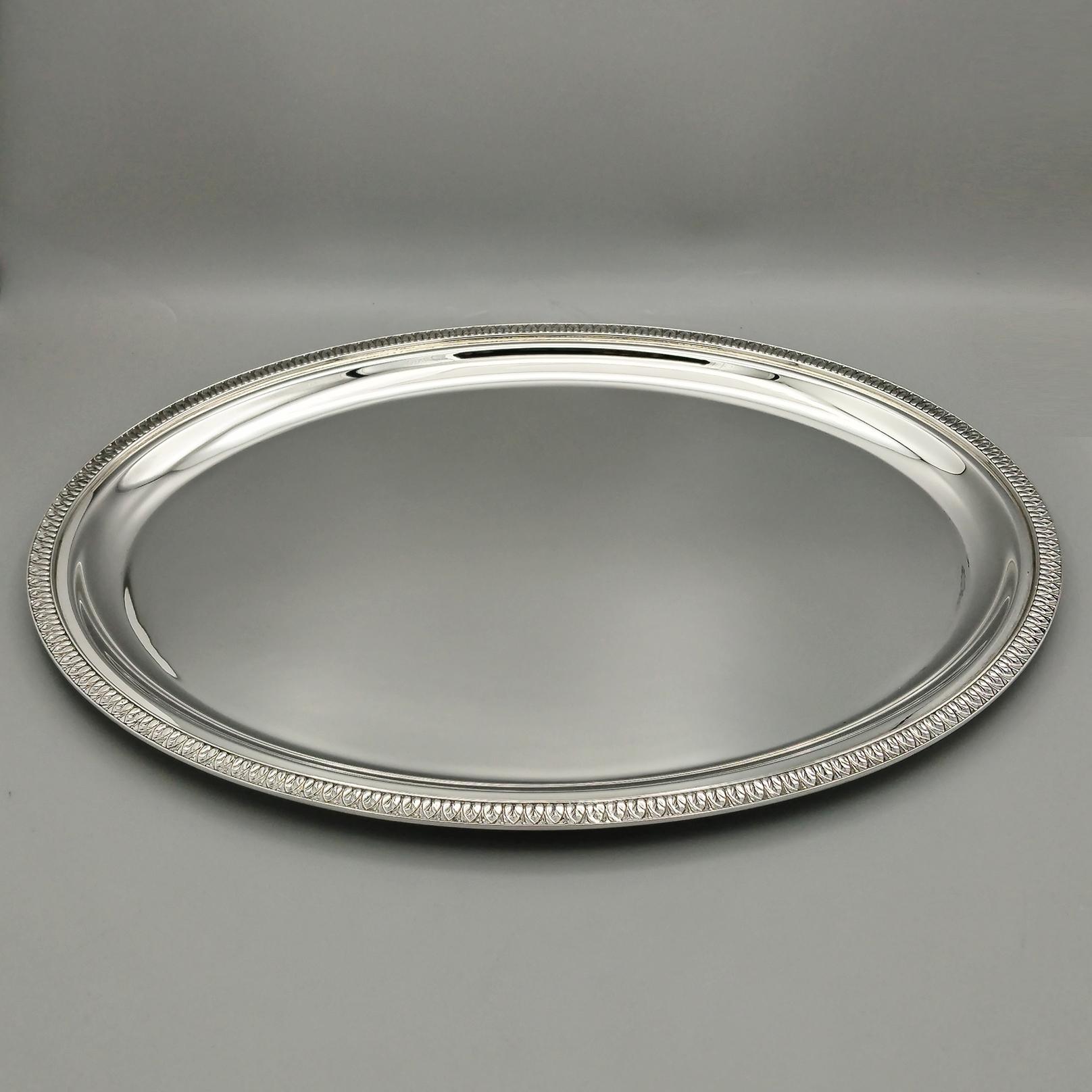 Bandeja ovalada de plata de ley de estilo Imperio
La bandeja, hecha totalmente a mano, tiene un borde realizado con la técnica del vaciado con un diseño de palmeta, típico del estilo Imperio.
El fondo de la bandeja está ligeramente martillado, señal