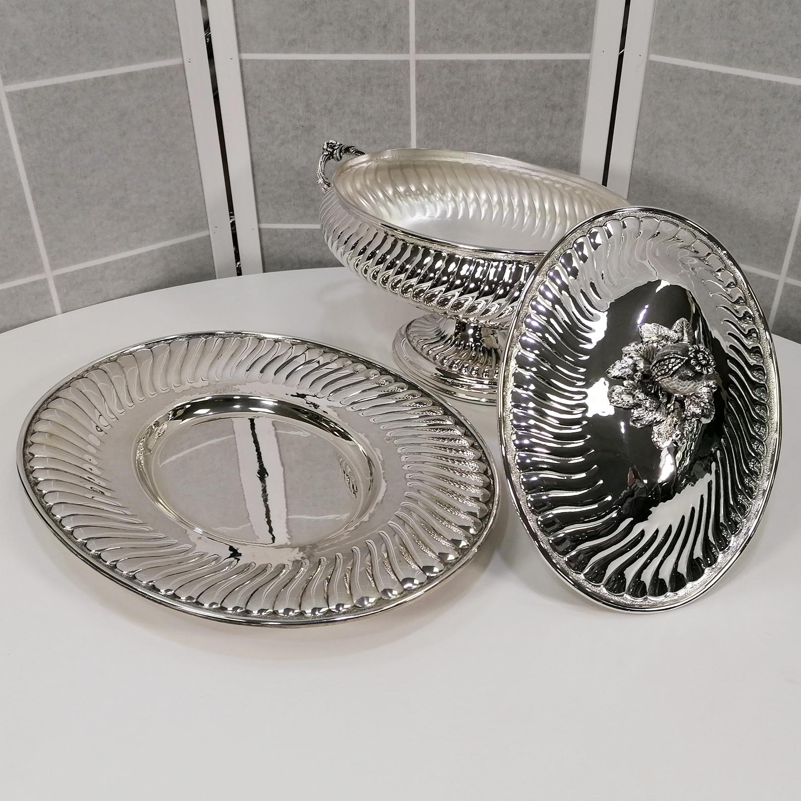 Italienische massive ovale Silberterterrine aus dem XXI. Jahrhundert mit Schale aus dem Barockstil im Angebot 9