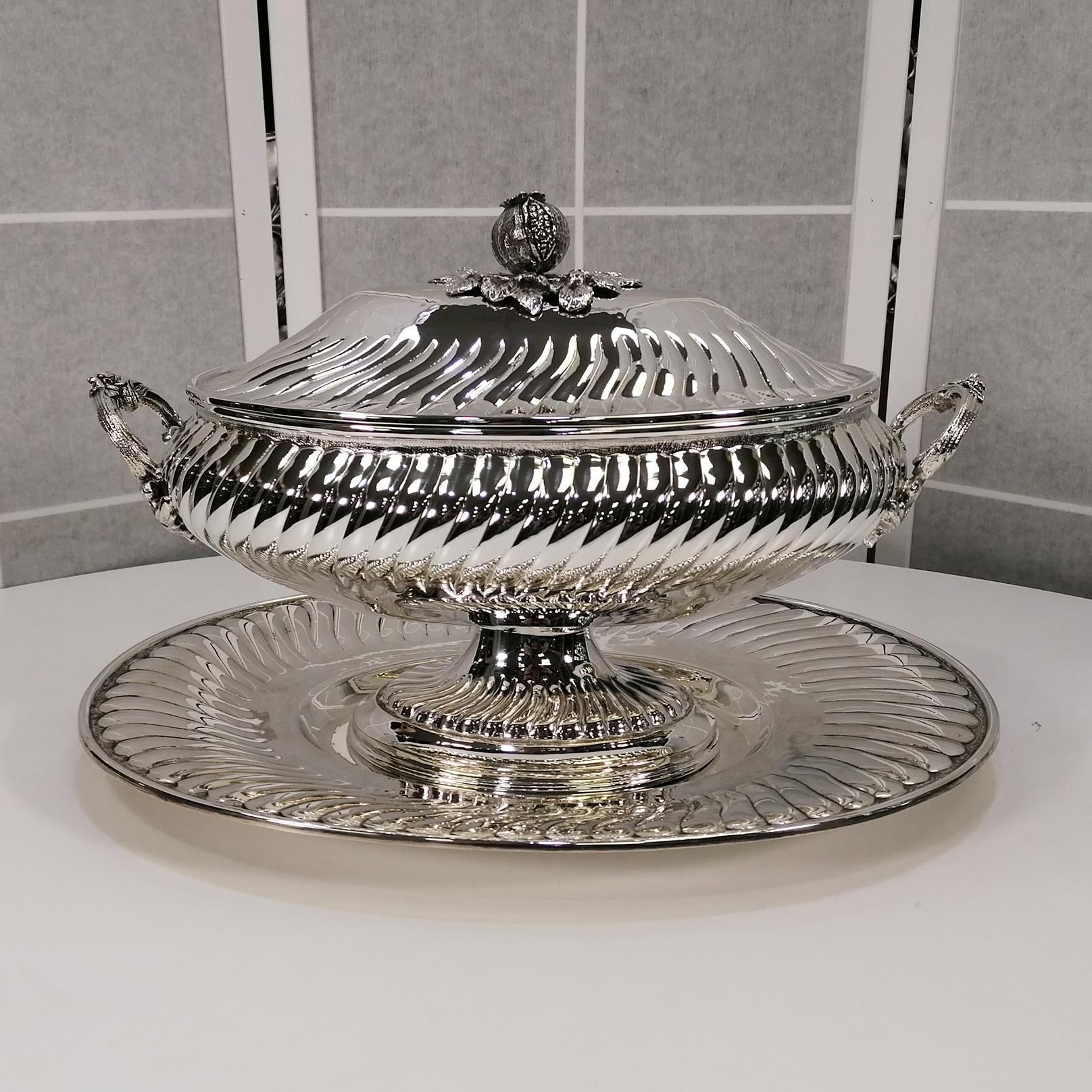 Large oval tureen with Torchon Baroque style plate.
The plate, suitable and balanced in proportions to perfectly contain the tureen, is also oval with a smooth central part and a large embossed and chiseled torchon edge
The tureen has an important
