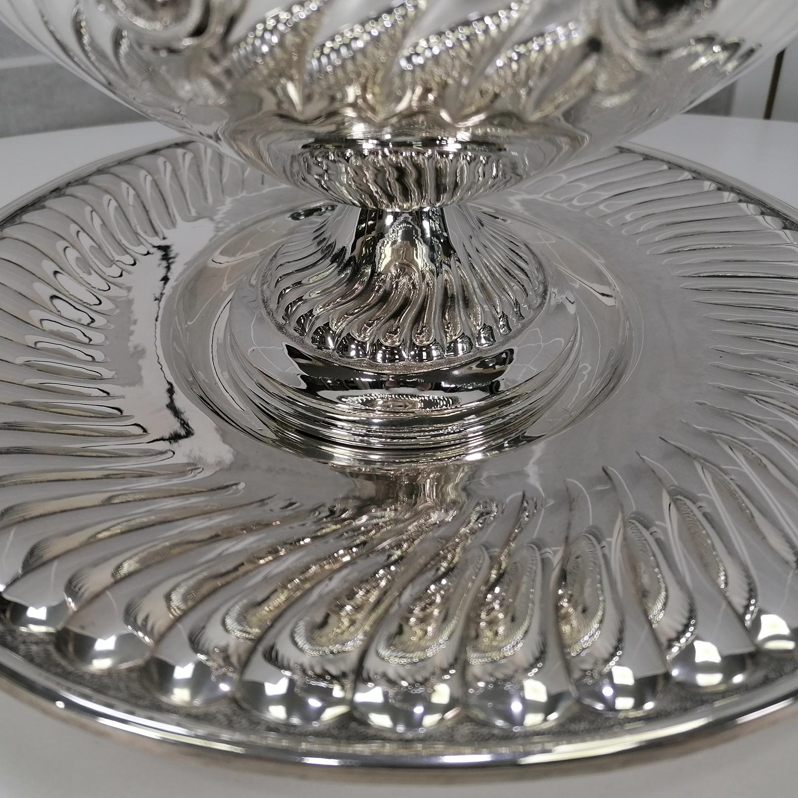 Italienische massive ovale Silberterterrine aus dem XXI. Jahrhundert mit Schale aus dem Barockstil im Angebot 3
