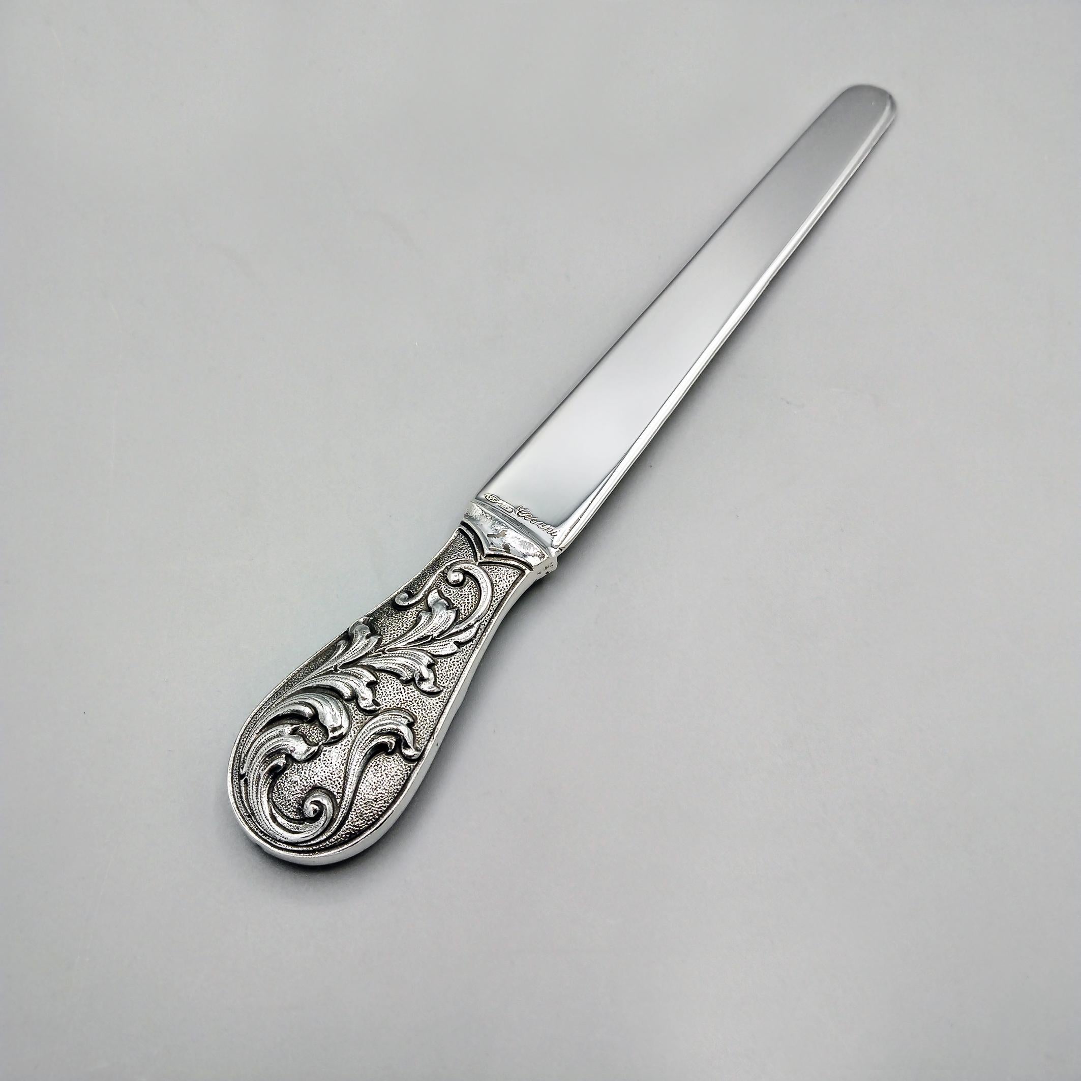 Coupe-papier en argent sterling de style baroque.
Le manche massif du coupe-papier a été moulé, puis ciselé, martelé et gravé à la main.
Une molette a été ajoutée entre les volutes pour souligner la facture baroque.
La lame est entièrement lisse