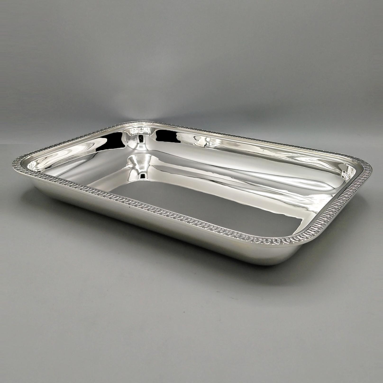 Rectangular basket in 925 sterling silver with rounded corners.
The basket is smooth and slightly hammered.
A border with palmettes typical of the Empire style has been welded on the upper part.
Object with very clean and essential lines but with a