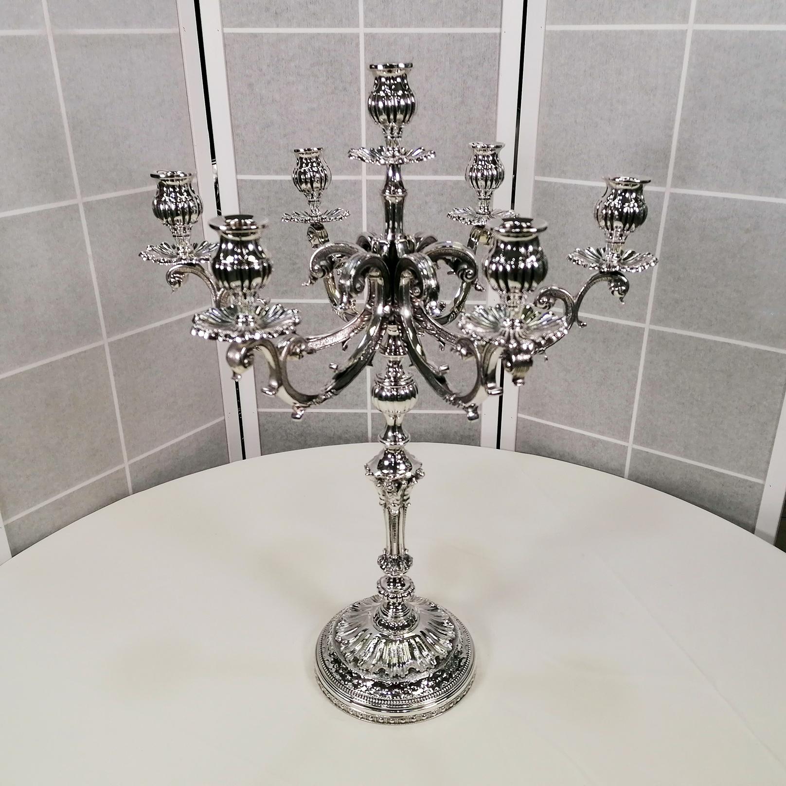 Stunning candlestick in solid 800 silver made with the fusion technique.
The round base, finely engraved and chiseled with beaded and wave motifs, has a diameter of 17.5 cm (6.9 in.) suitable for supporting the great weight of the entire structure