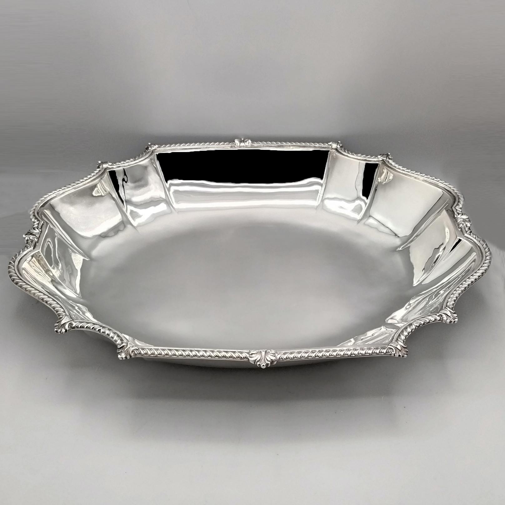 Solid silver centerpiece in Baroque style - Queen Anne, made entirely by hand starting from a raw sheet of silver and then padded and shaped.
On the raised part, grooves have been embossed, typical of the Baroque style of the late 17th century. A
