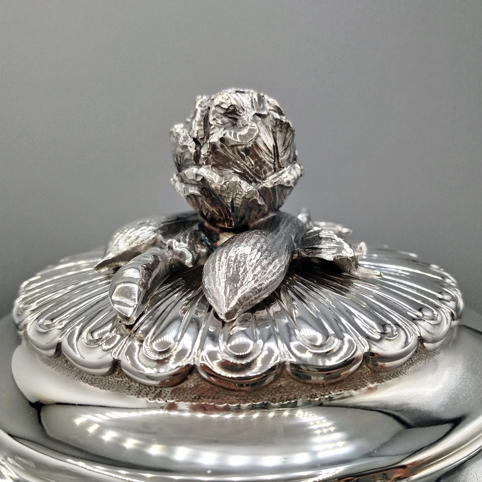 Soupière italienne du XXIe siècle en argent massif (800) de style baroque avec plat. en vente 2