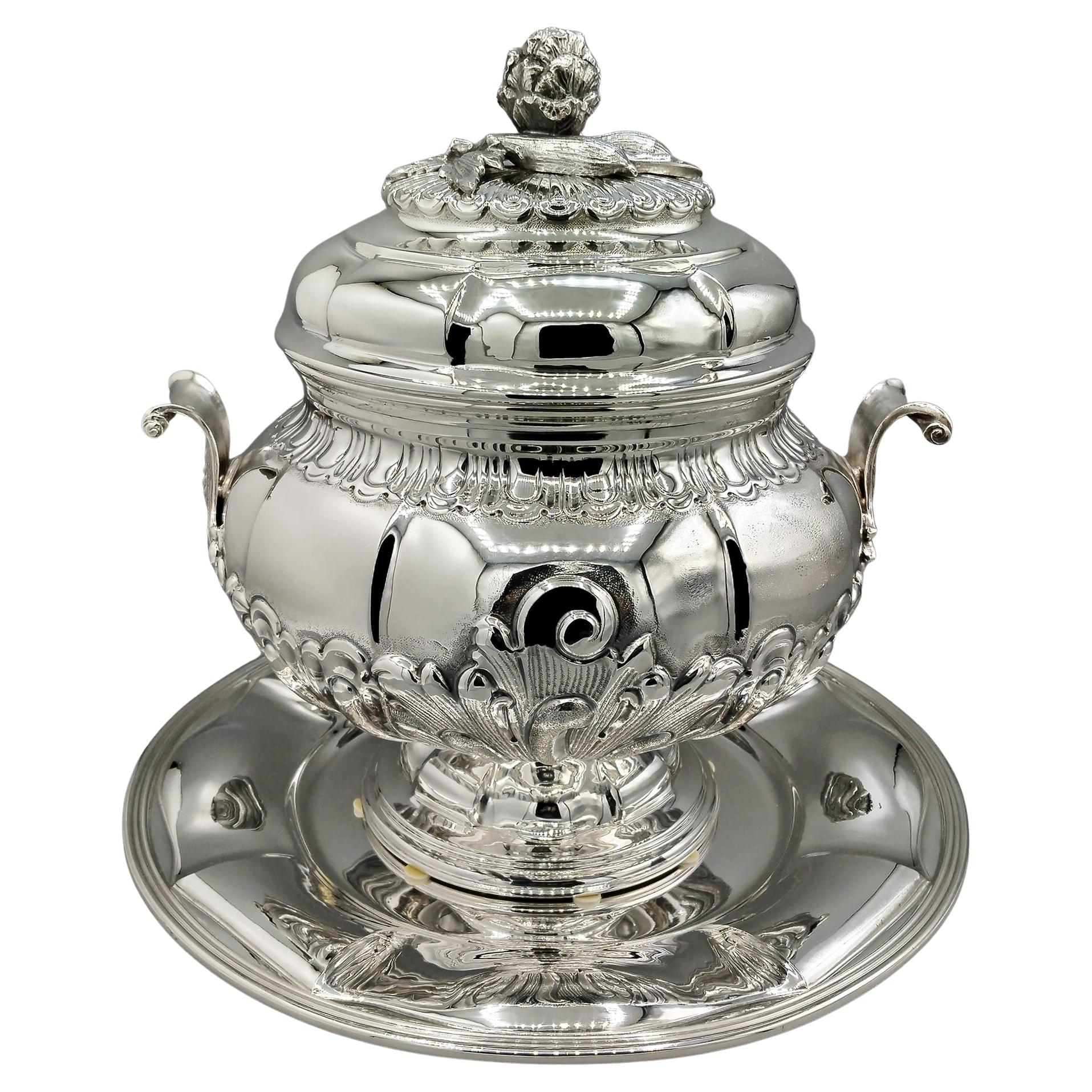Soupière italienne du XXIe siècle en argent massif (800) de style baroque avec plat.