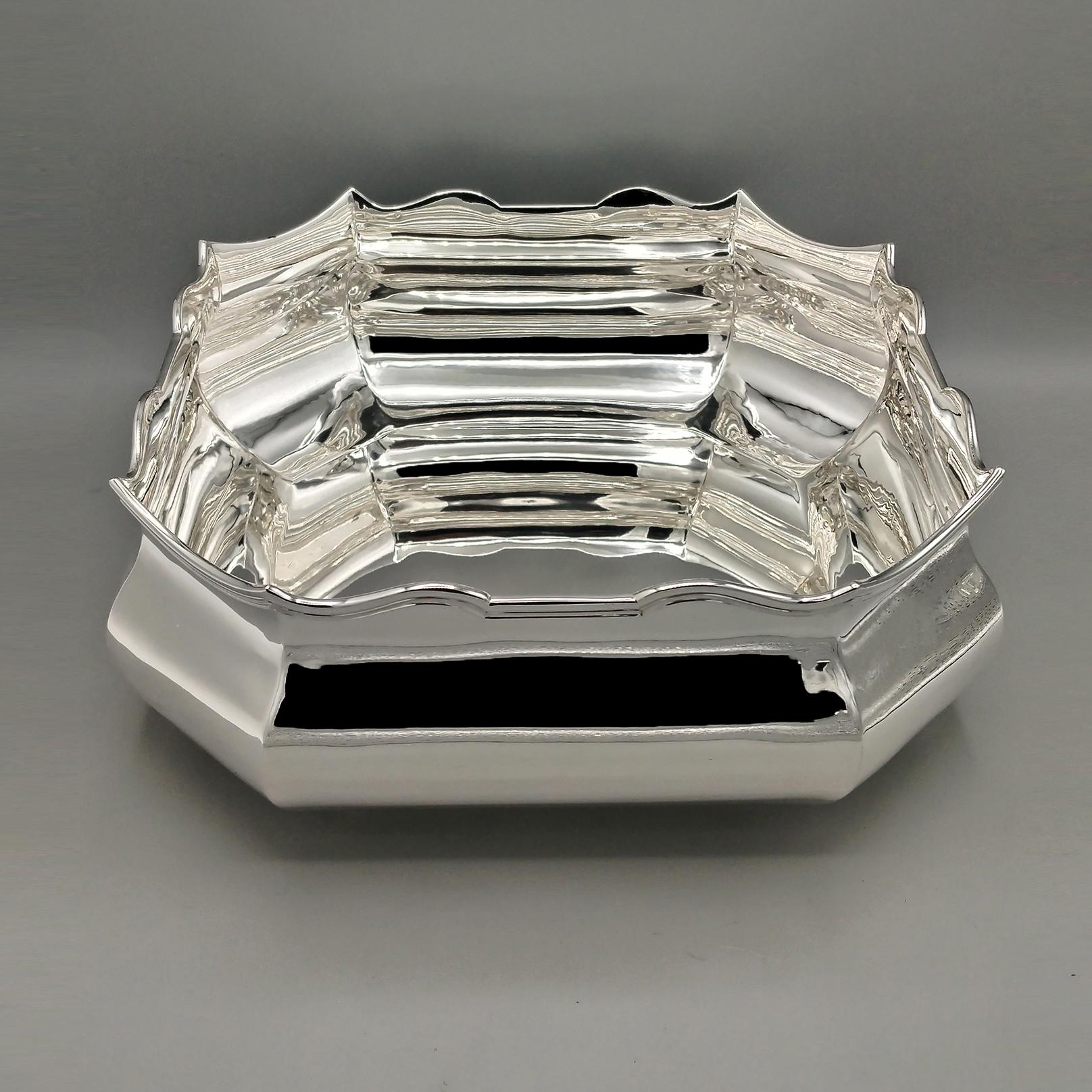 Solid silver centerpiece. The customer can request it in both 800 silver and 925 sterling silver.
The shape of the centerpiece is square with rounded corners, making it square-octagonal.
The body is shaped and rounded, giving the piece a sinuous and