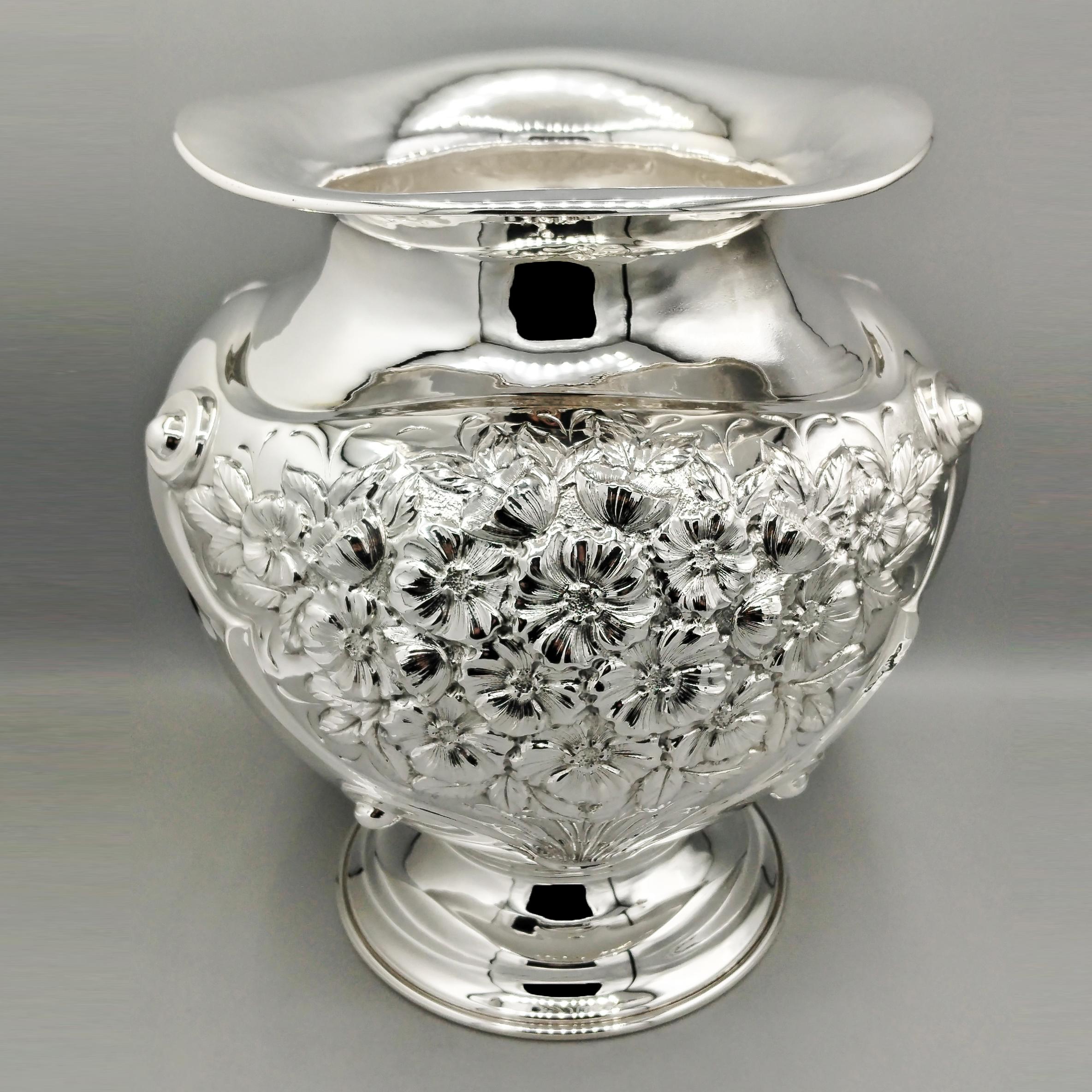 Large vase in 800 silver, round and rounded, made entirely by hand.
A wave has been embossed on the smooth round base to give movement and reinforce the base itself to safely support the body of the vase.
The same wave has been repeated on the upper