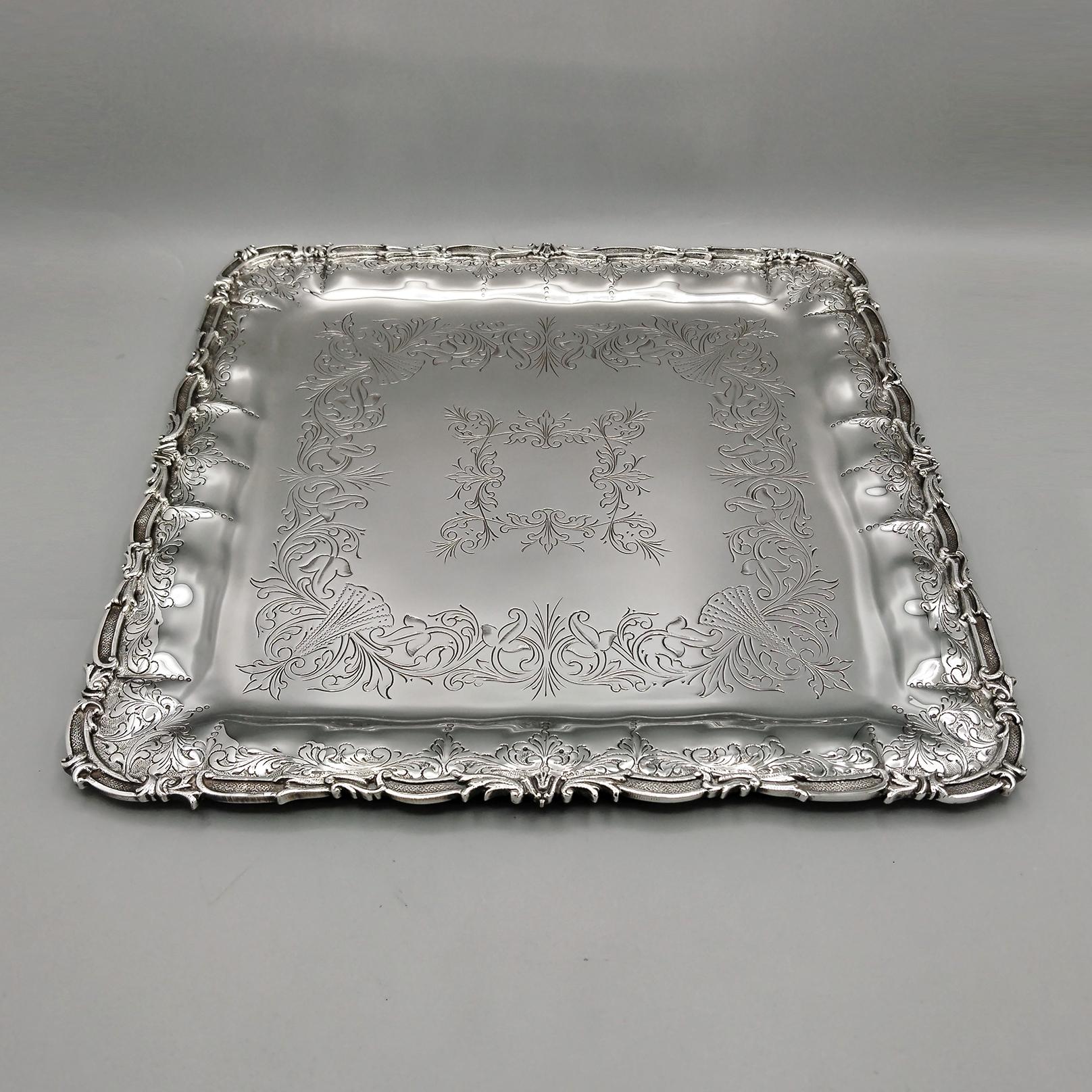Bandeja cuadrada de plata maciza 800.
La bandeja se fabricó partiendo de una lámina de plata en bruto y se martilló.
El marco del borde repujado se grabó a mano con diseños de voluta, típicos del estilo barroco. En el borde se soldó una cenefa