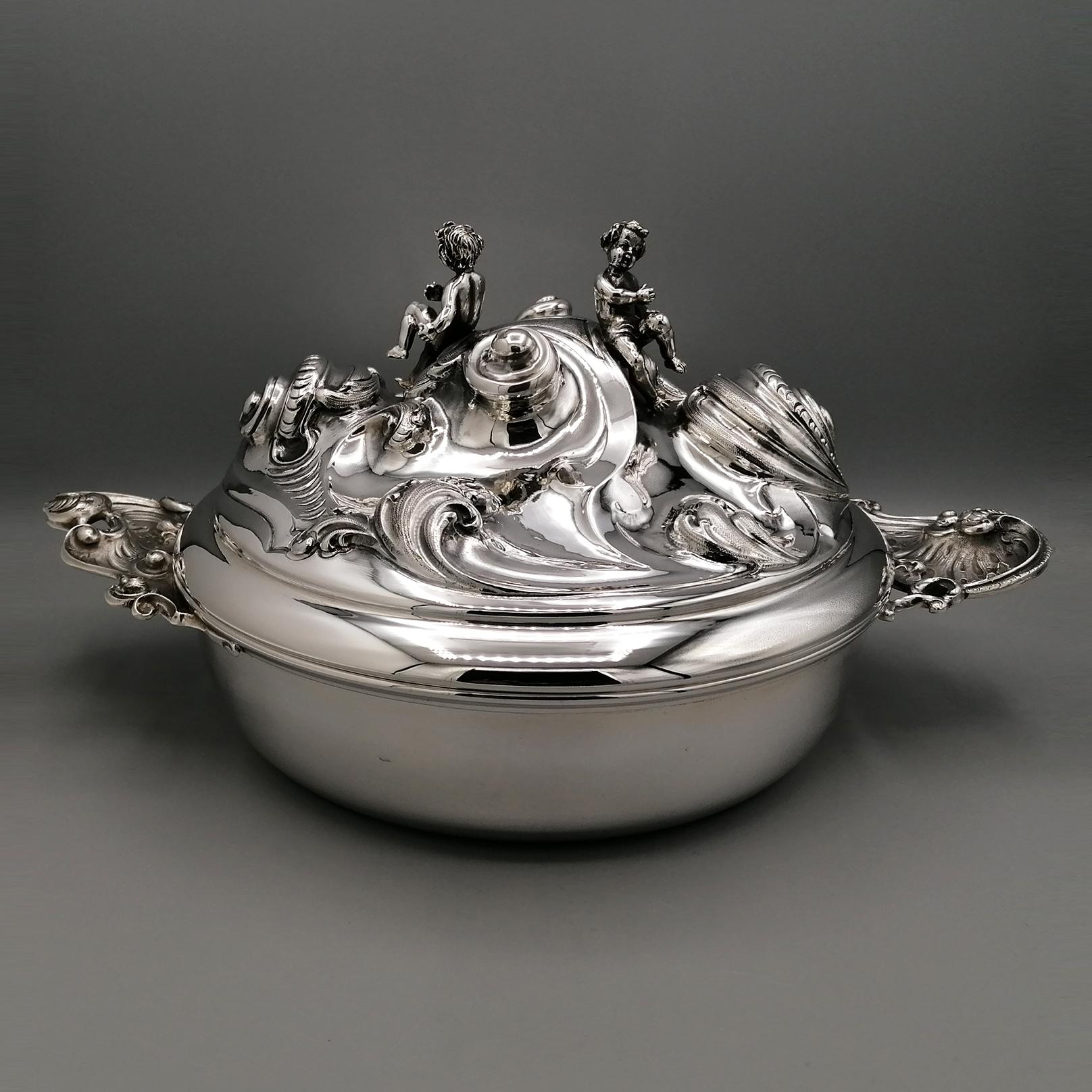 Vegetable dish  in solid silver in baroque style.
The bottom of the vegetable bowl is solid and smooth.
Two handles made with the casting technique and subsequently chiselled, with a design of waves and scrolls, are welded to the sides.
The lid has
