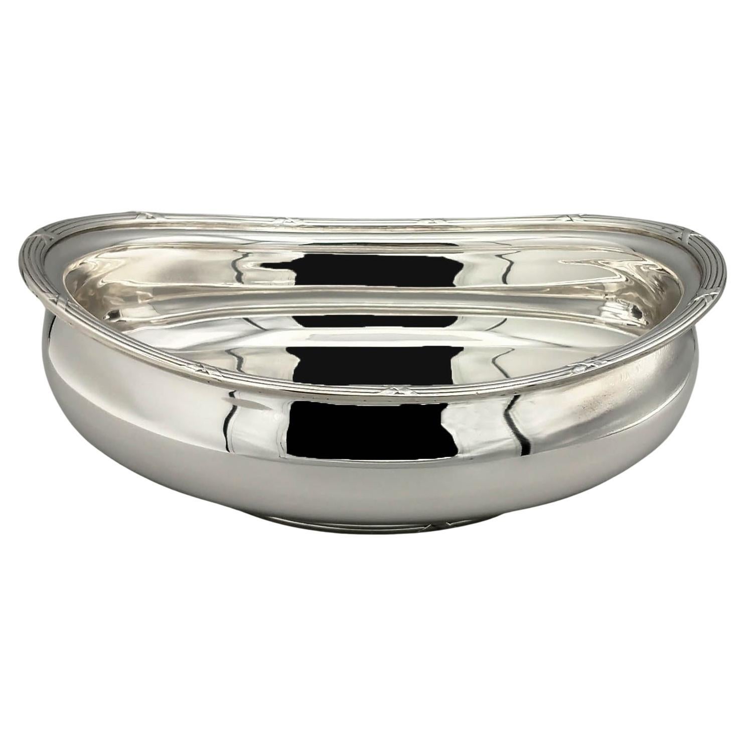 Bowl - Jatte in sterling silver by Gianmaria Buccellati.
The body, completely smooth, is oval and curved in shape.
On the upper part, a border made with the technique of fusion with stripes and ribbons typical of the Louis XVI style has been