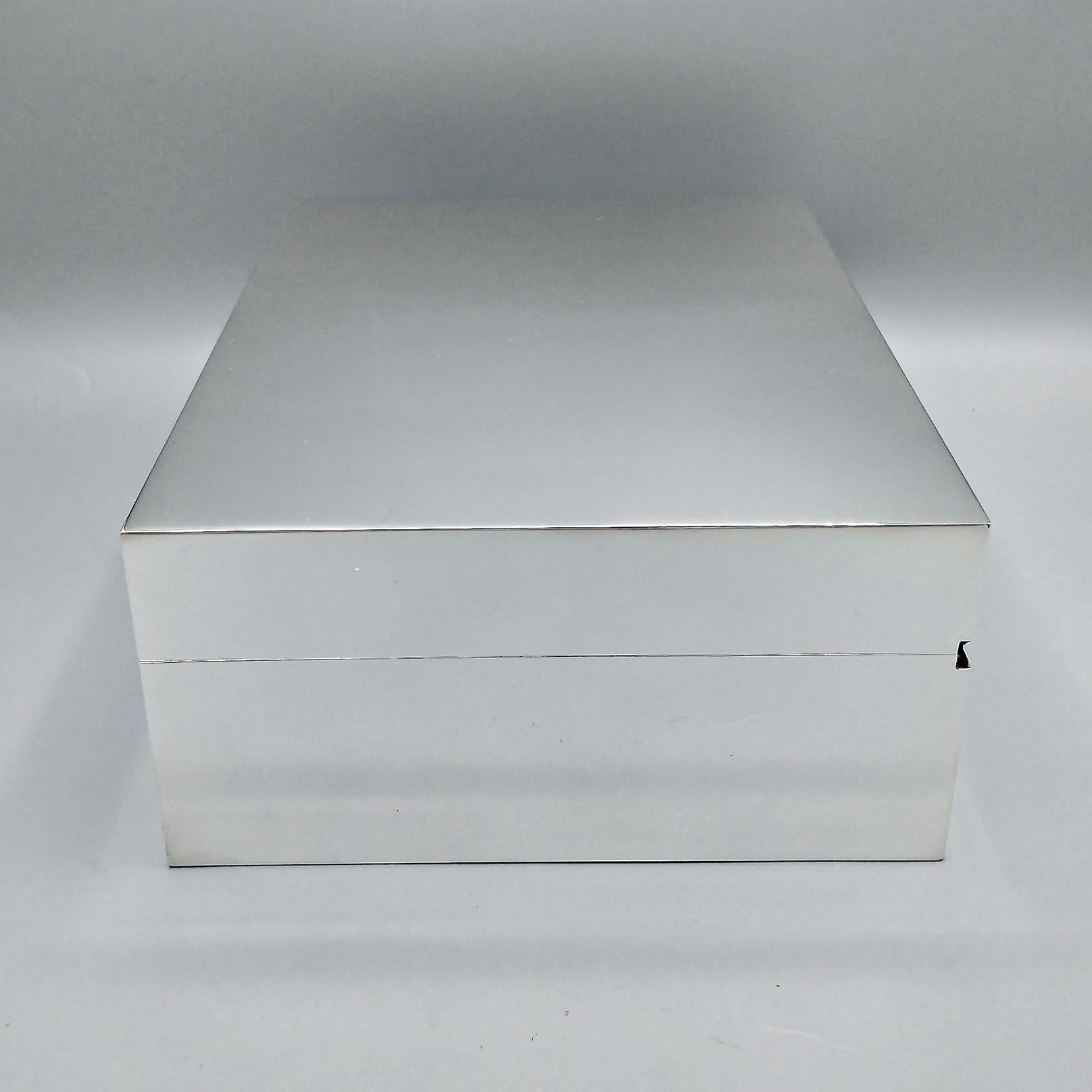Caja para puros de plata de ley italiana del siglo XXI Plata esterlina en venta