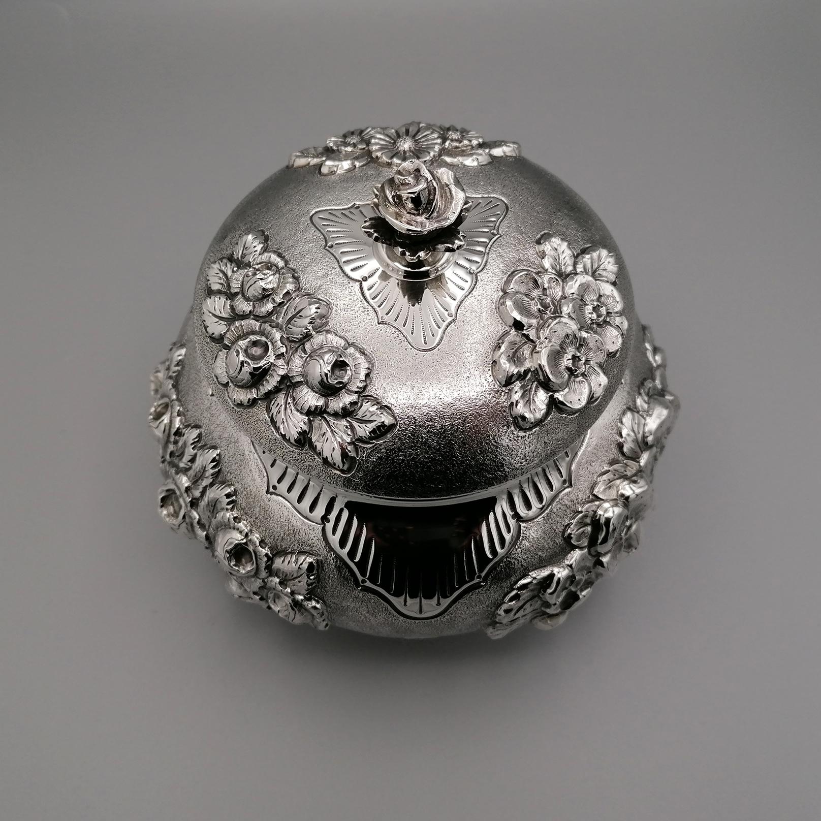 Caja decorativa italiana de plata de ley del siglo XIX en venta 5