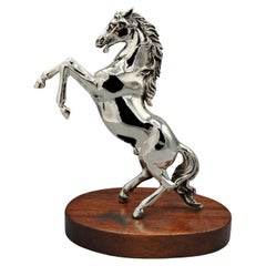 Caballo rampante de plata de ley italiana del siglo XXI sobre base de madera