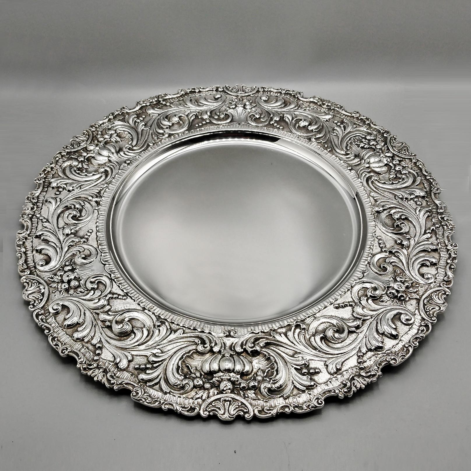 Large plate in solid 800 silver in baroque style.
The very wide and important edge has been completely hand-worked with embossing, chiselling, burin and knurling.
The classic baroque style volutes have been embossed, divided into six sectors
