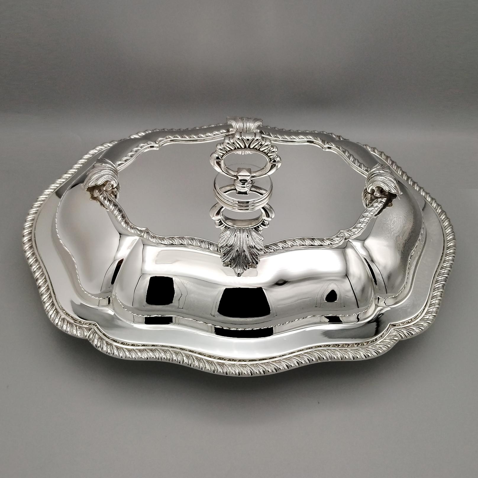 Plato para verduras grande de plata maciza estilo Reina Ana.
La forma oblonga está moldeada a mano con nervios en relieve que le dan un gran brillo y solidez.
En los bordes exteriores se ha soldado una cenefa de cordón, lo que lo convierte en un