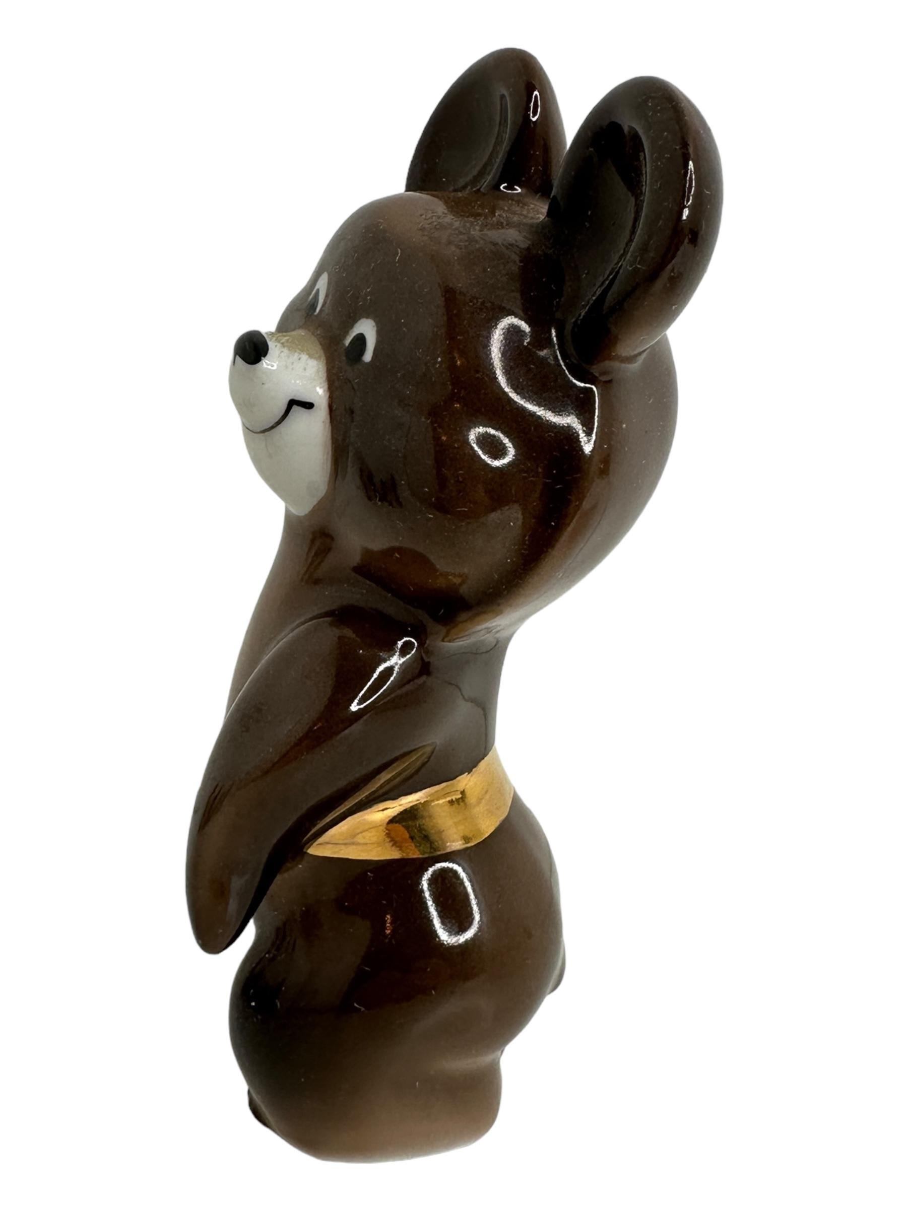 Original Vintage sowjetischen Sport Maskottchen für die 22. Olympischen Sommerspiele (Spiele der XXII. Olympiade) im Jahr 1980 in Moskau Russland, Misha der Moskauer Olympischen Spiele Maskottchen, trägt einen olympischen Ringe Gürtel. Eine schöne