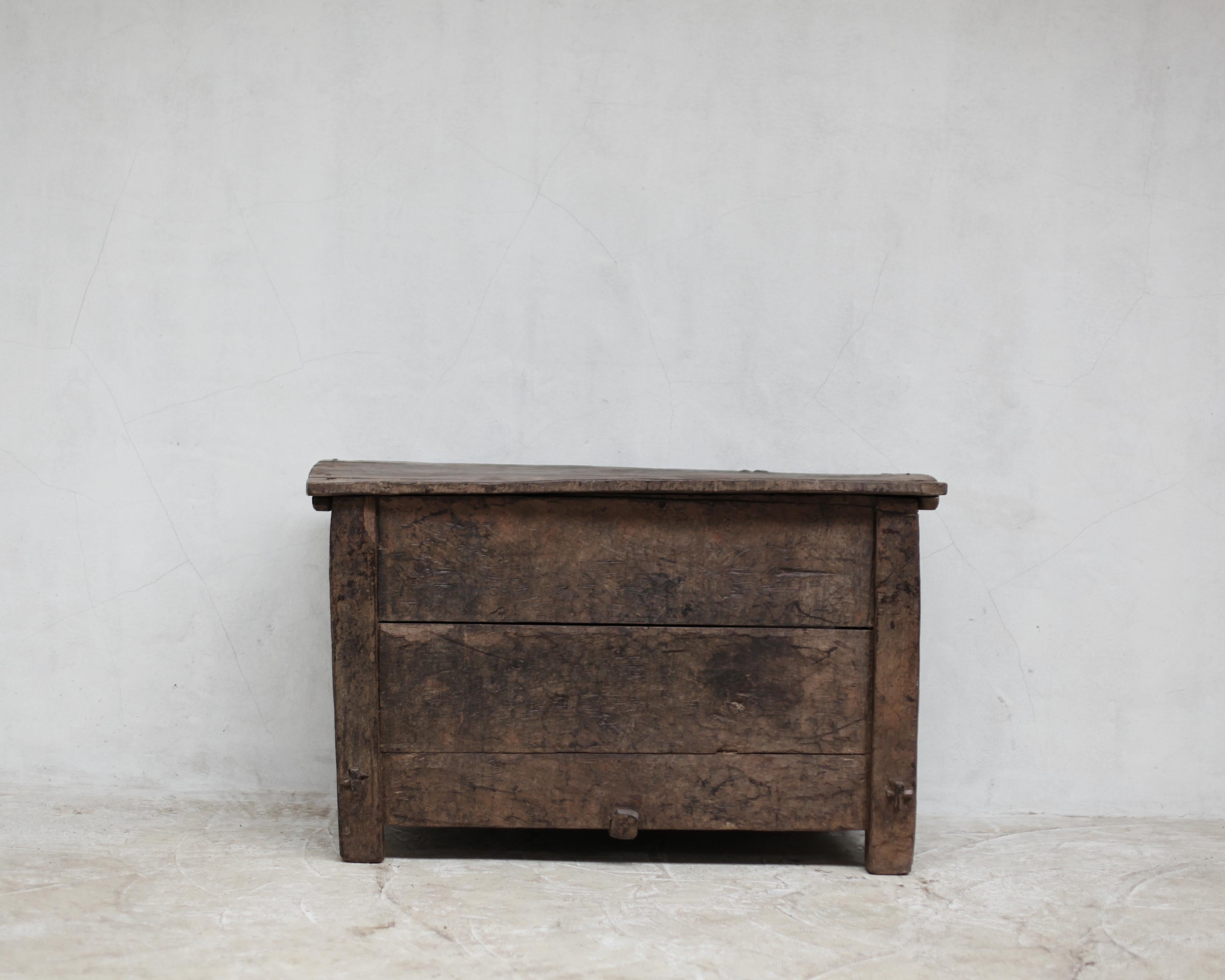 A very large Galician hewn chestnut coffer from the 17th century.

Beautiful patination developed through hundreds of years of use.

Perfect as a console and/or storage.

-

We offer free shipping to the USA/Canada through Fedex with this item.