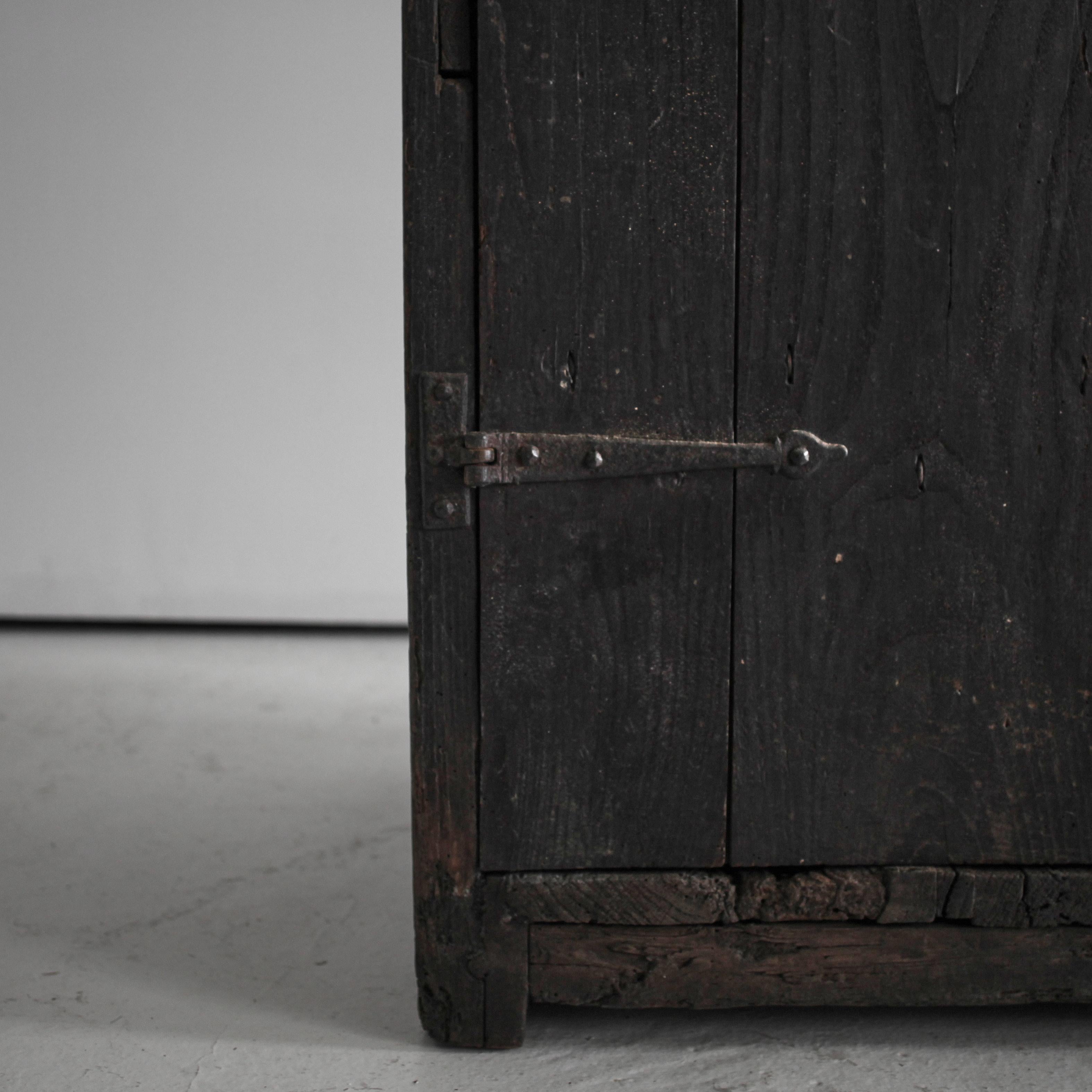 XXL 17Th C. Portuguese Mountain Cupboard In Blackened Chestnut Wabi Sabi For Sale 8