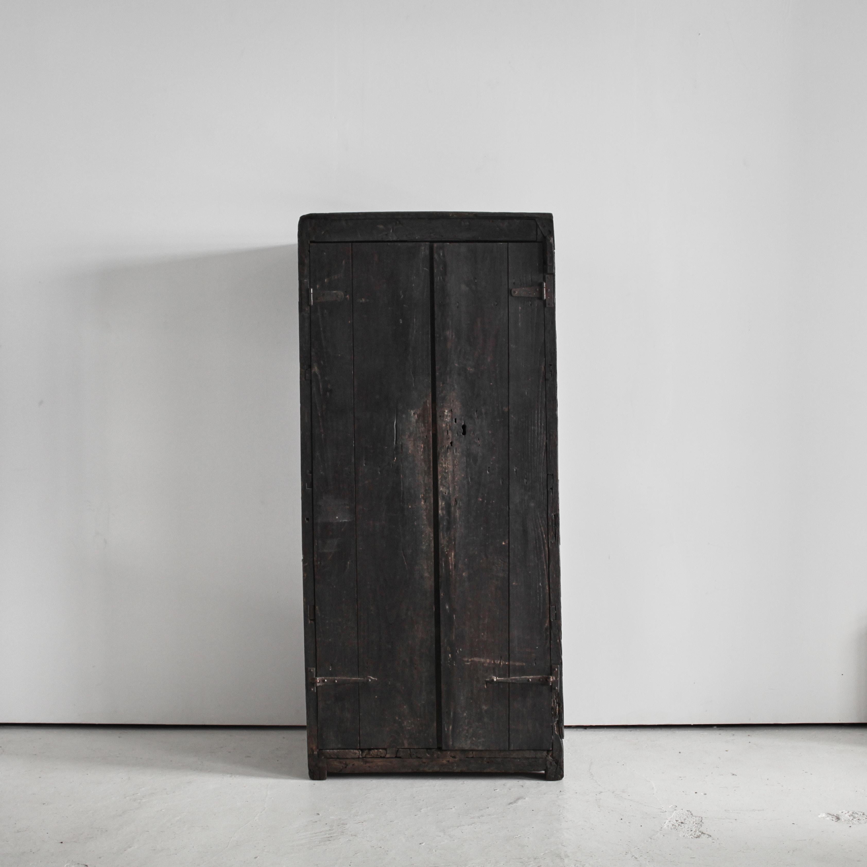 XXL 17Th C. Portuguese Mountain Cupboard In Blackened Chestnut Wabi Sabi In Good Condition For Sale In London, GB
