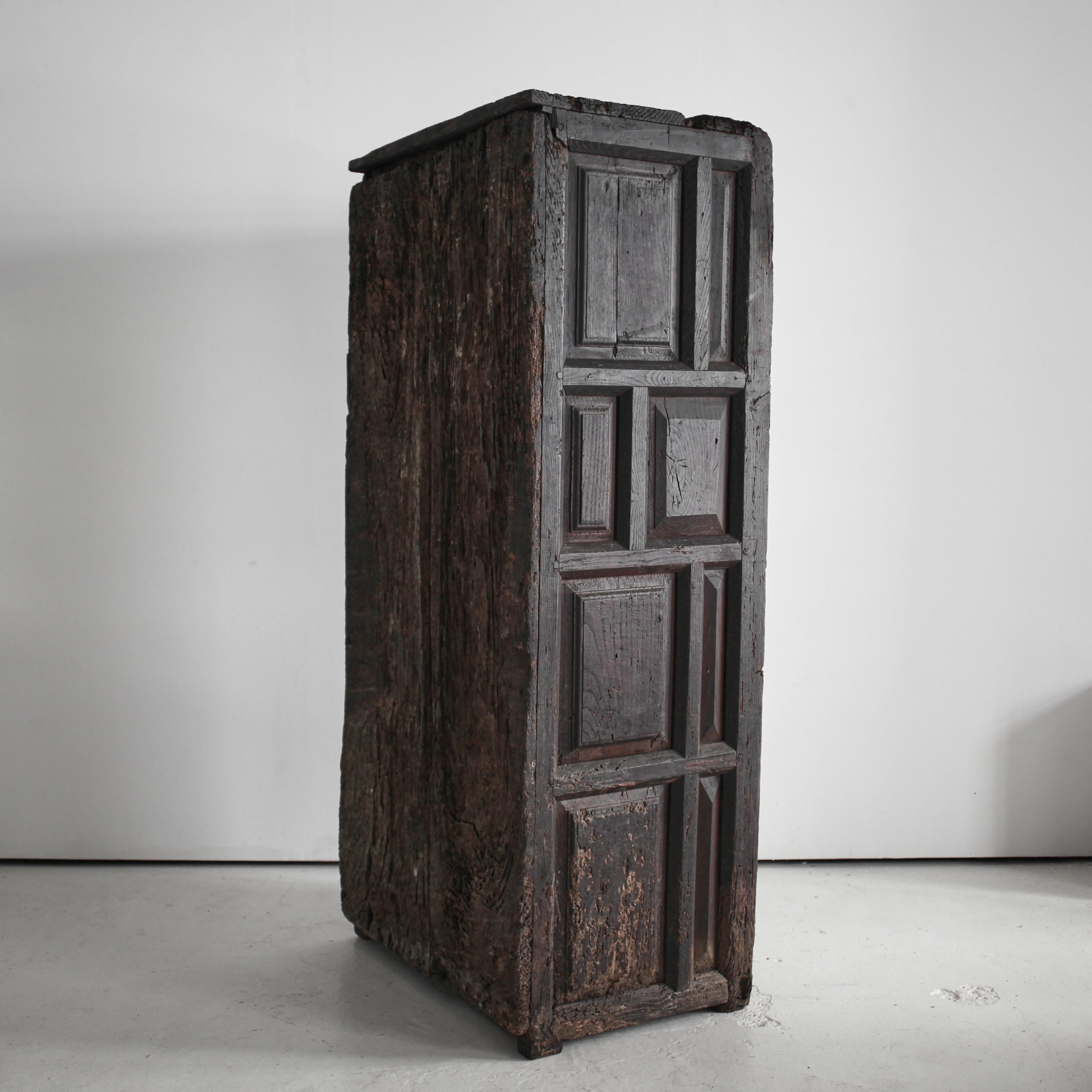 XXL 17Th C. Portuguese Mountain Cupboard In Blackened Chestnut Wabi Sabi For Sale 3