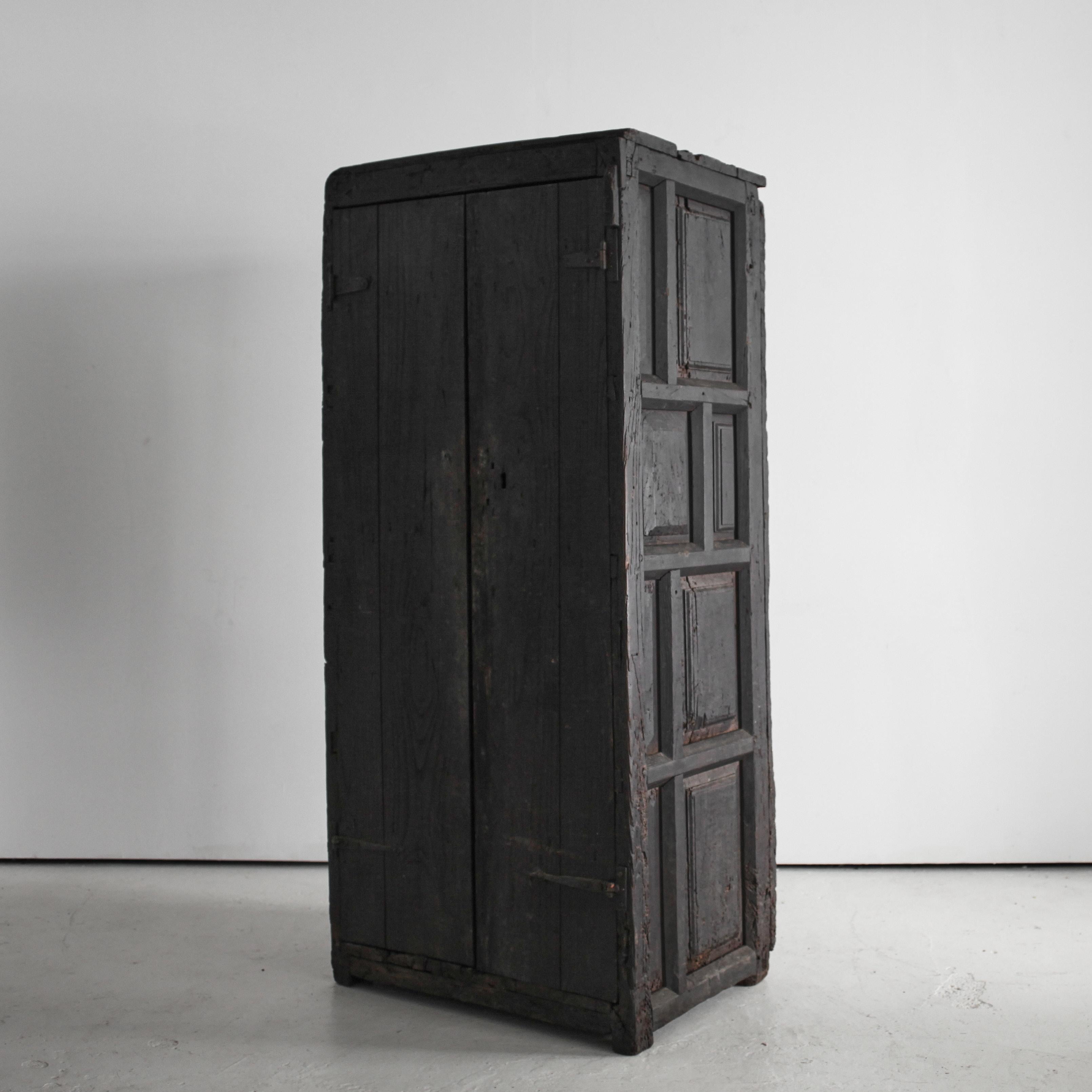 XXL 17Th C. Portuguese Mountain Cupboard In Blackened Chestnut Wabi Sabi For Sale 4
