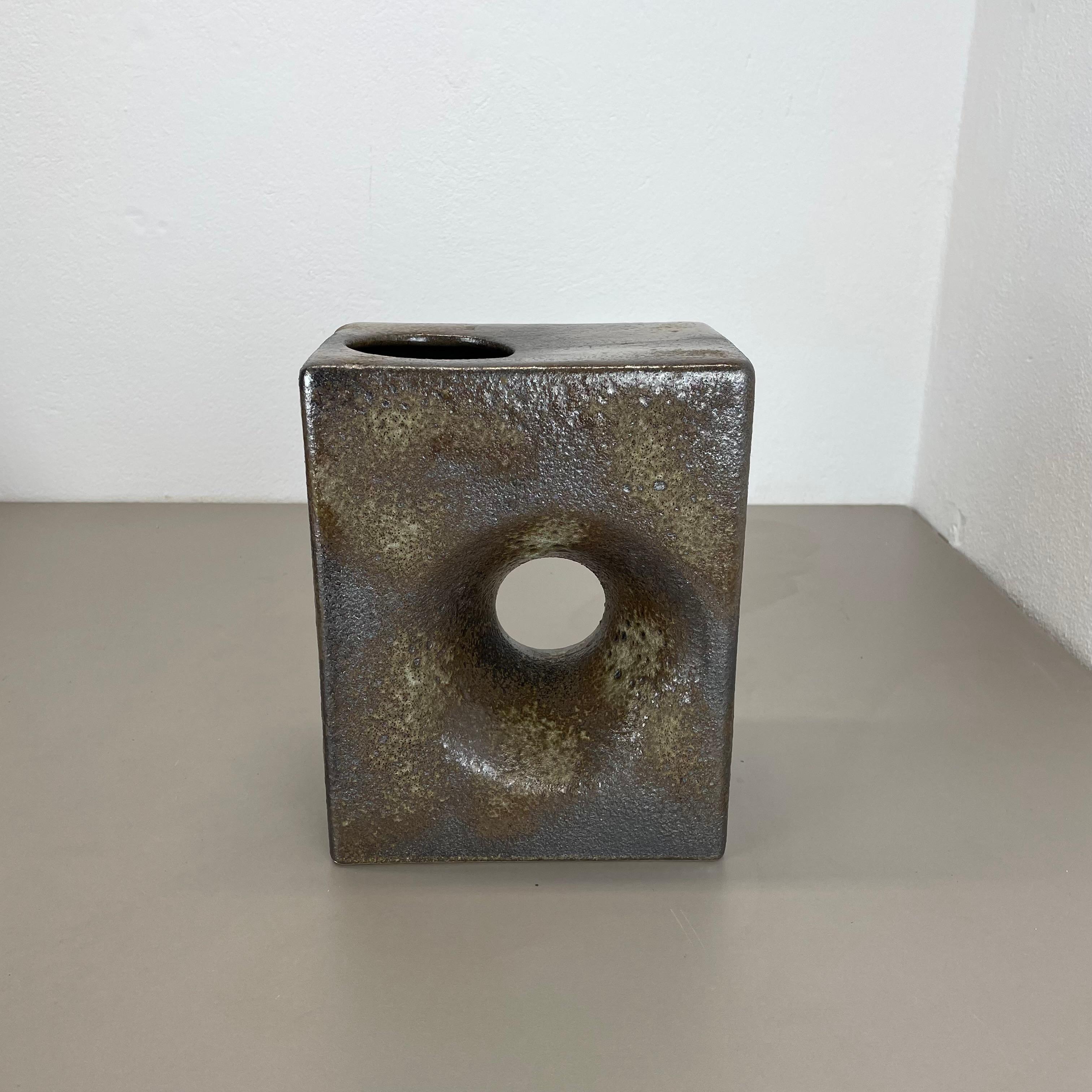 Article:

Ceramic vase xl version in 25cm


Producer:

VEST Ceramics, Netherlands



Decade:

1970s



this original vintage large Studio Pottery vase was produced in the 1970s by Vest Ceramics, Netherlands. it is made of solid ceramic and with a